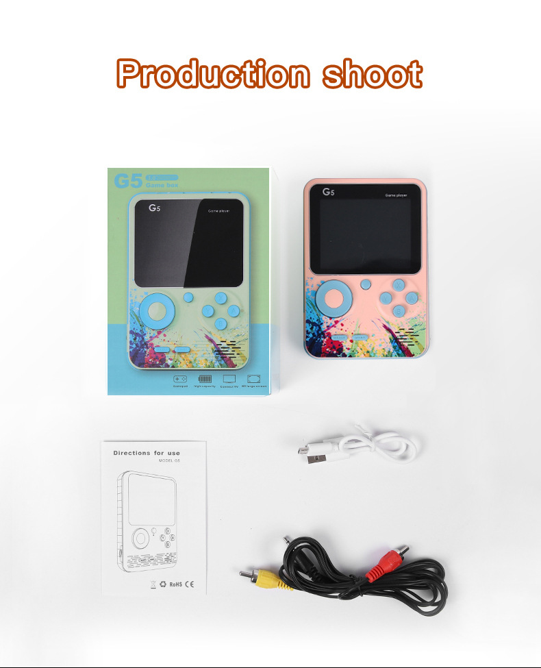 Handgehaltene Spielekonsole mit Verpackung, Anleitung, Ladekabel und AV-Kabel auf weißem Hintergrund.