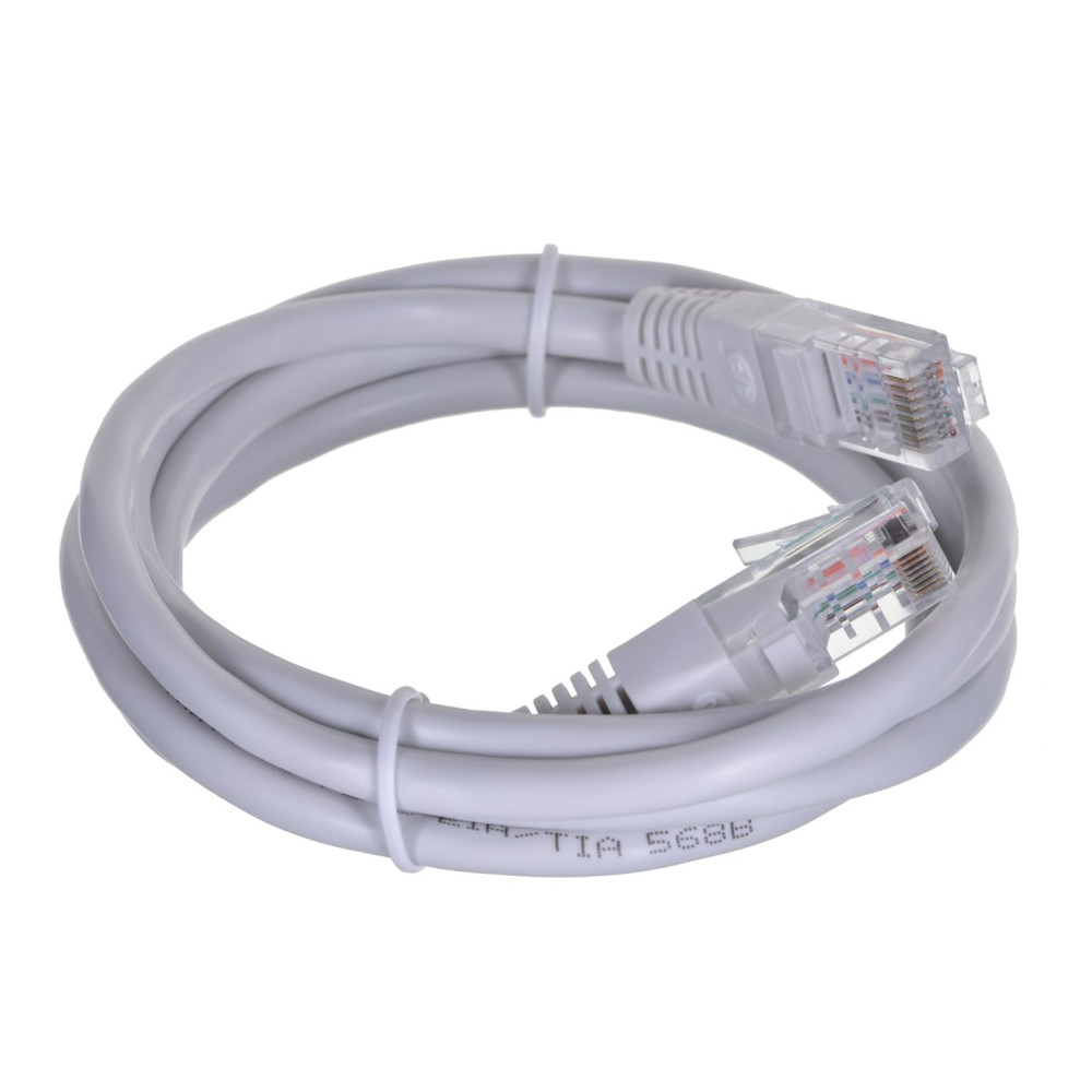 Zwinięty szary kabel Ethernet z złączami RJ45 na białym tle.