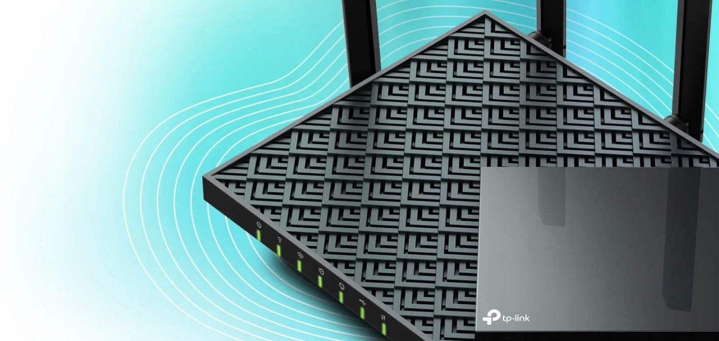 Ein schwarzer WLAN-Router mit Muster auf der Oberseite steht vor einem hellblauen Hintergrund mit Funksignallinien.