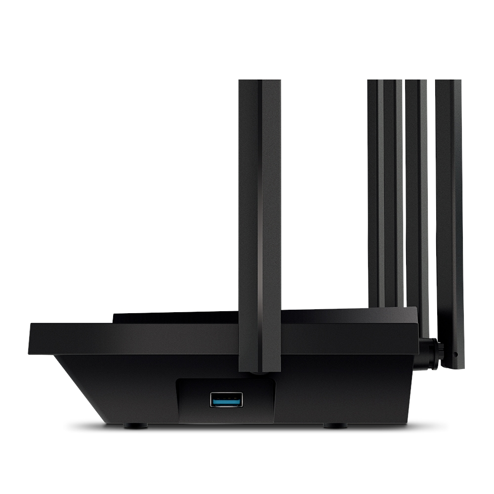 Schwarzer WLAN-Router mit vier externen Antennen und einem blauen USB-Anschluss.