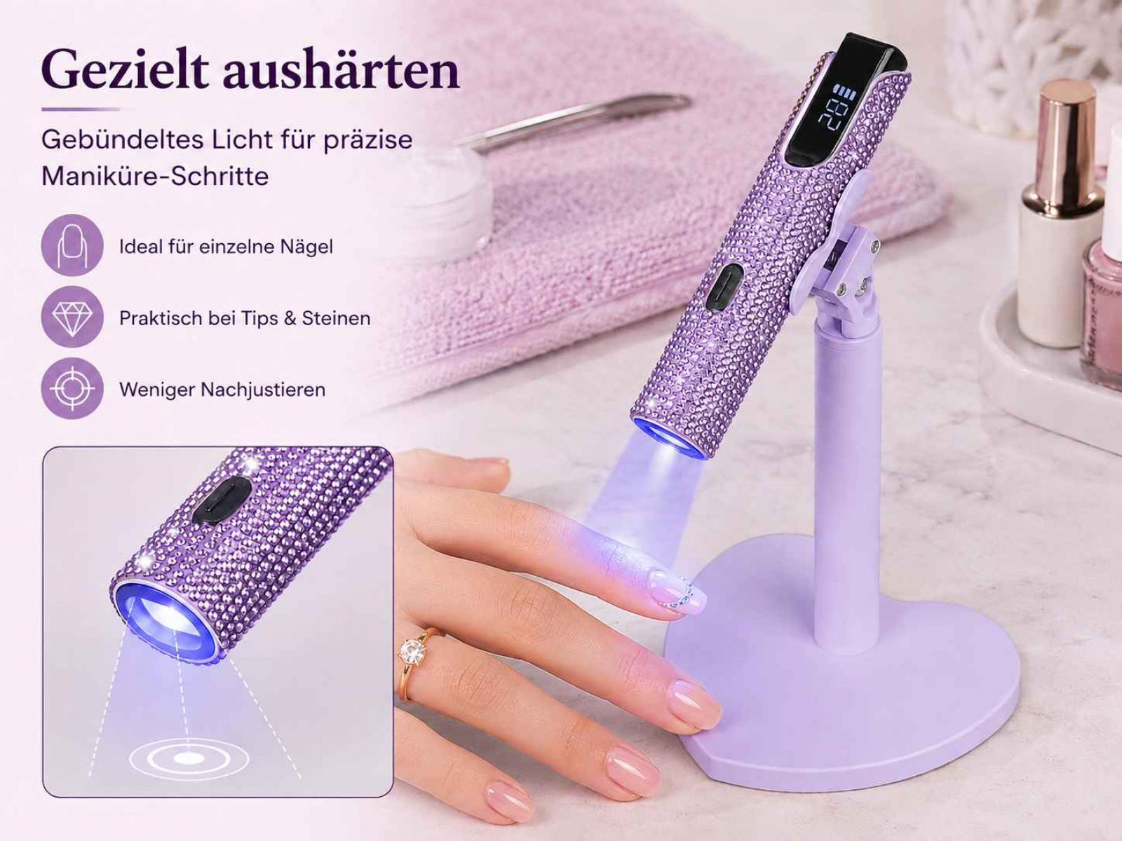 Eine lila strassbesetzte UV-Taschenlampe auf Herzständer härtet einen Fingernagel mit blauer Lampe aus.