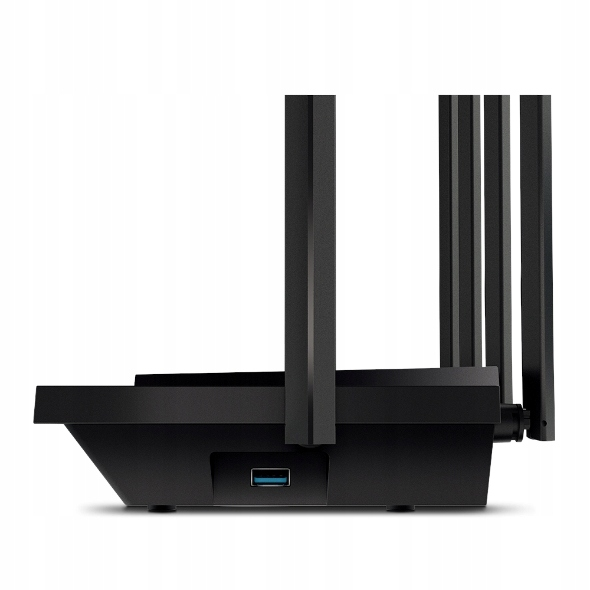 Seitenansicht eines schwarzen Routers mit vier Antennen und einem blauen USB-Anschluss.