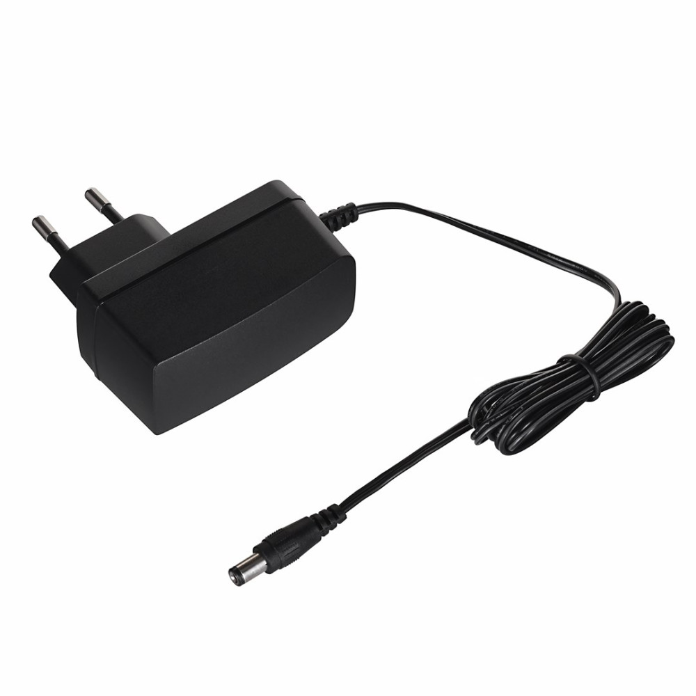 Ein schwarzes Netzteil mit einem EU-Stecker und einem langen Kabel mit Stecker.