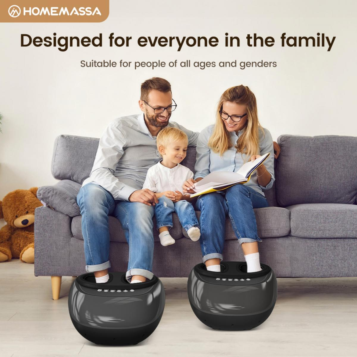 Eine Familie sitzt auf einem Sofa und benutzt zwei schwarze Fußmassagegeräte.