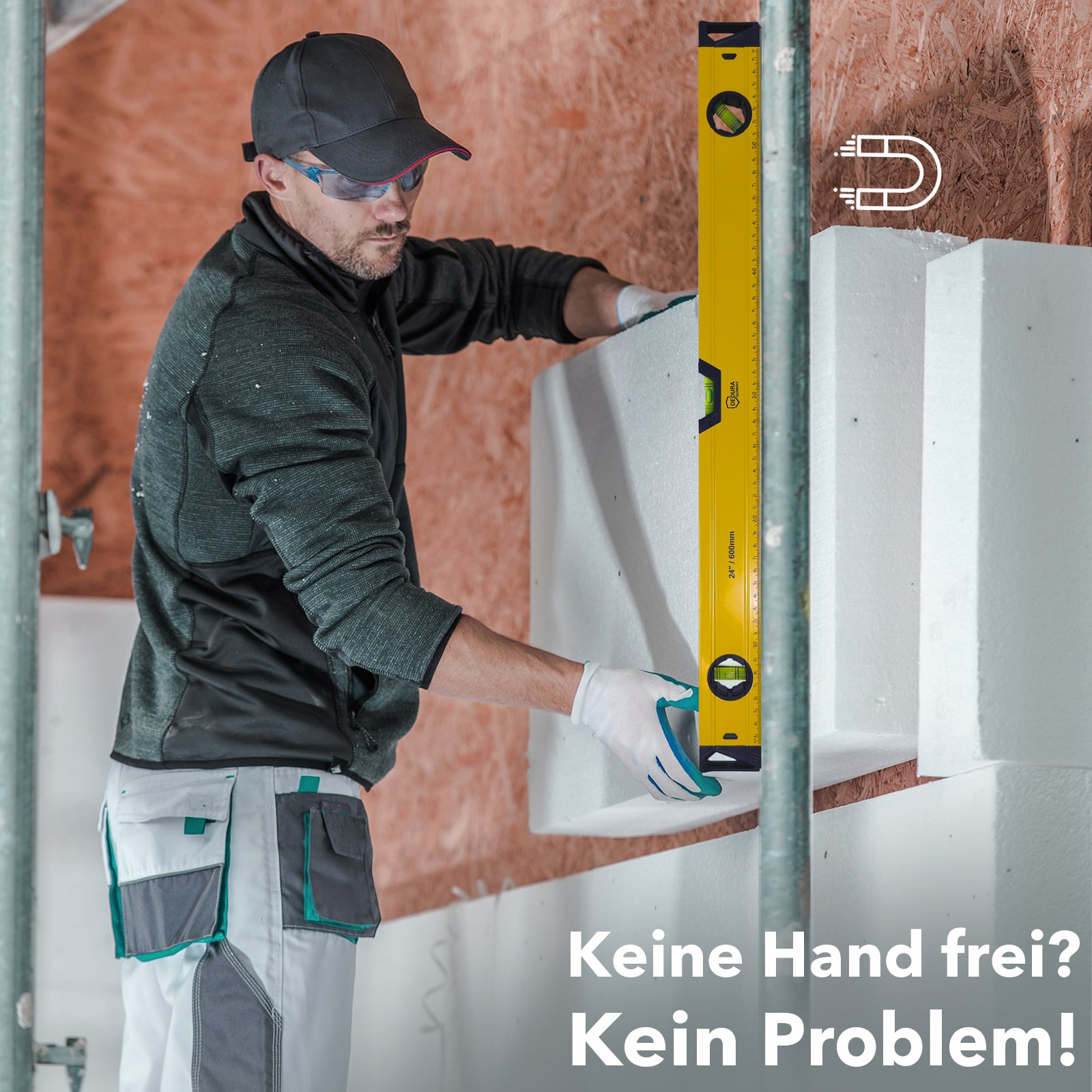 Handwerker richtet Styroporplatte mit gelber Wasserwaage aus.