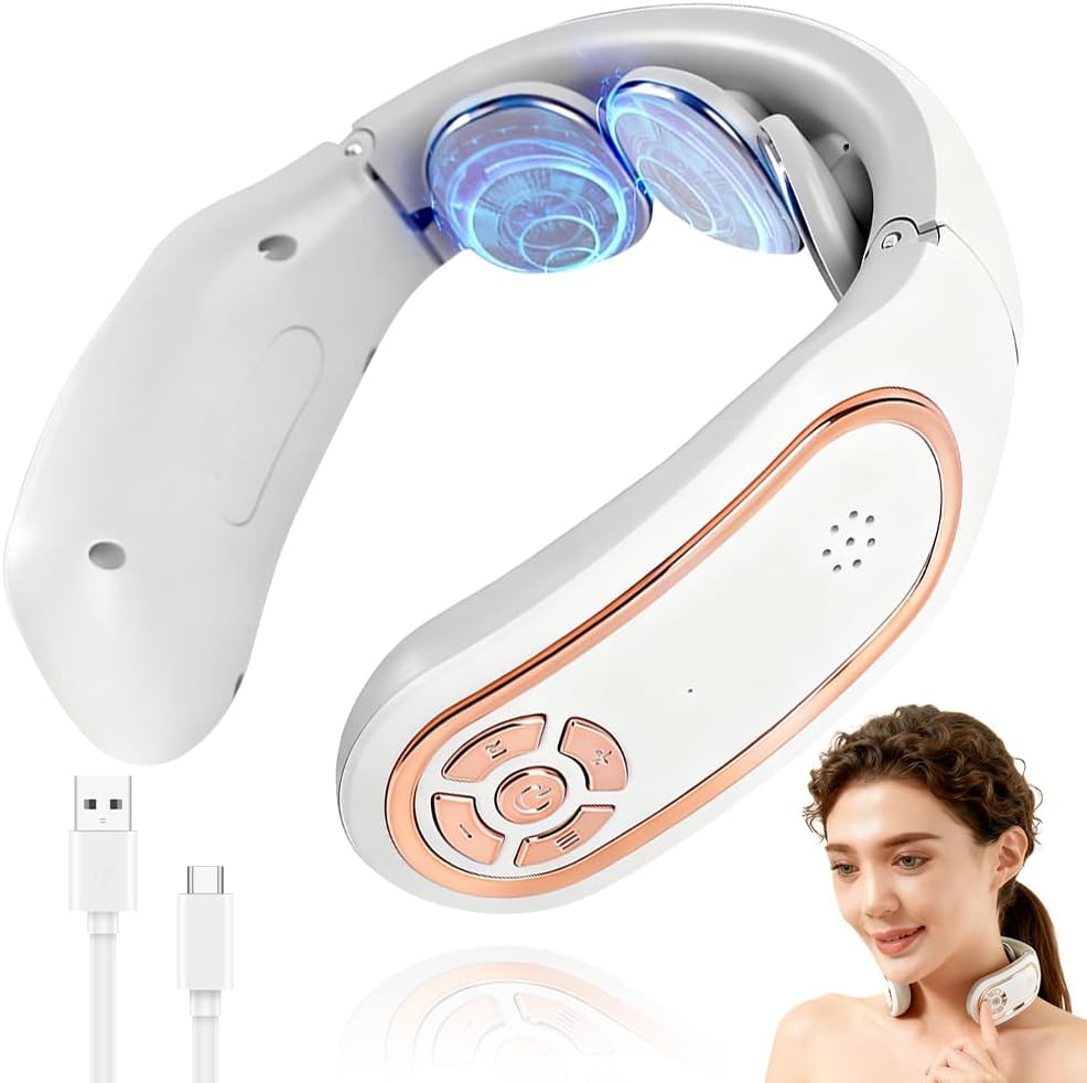 Ein weiß-roségoldener Nackenmassager mit leuchtenden Köpfen, USB-Kabel und einer lächelnden Frau.