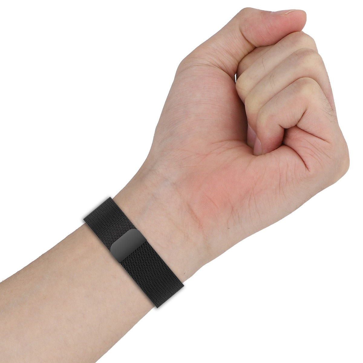 Eine Hand mit geballter Faust trägt ein schwarzes Metallarmband am Handgelenk vor weißem Hintergrund.