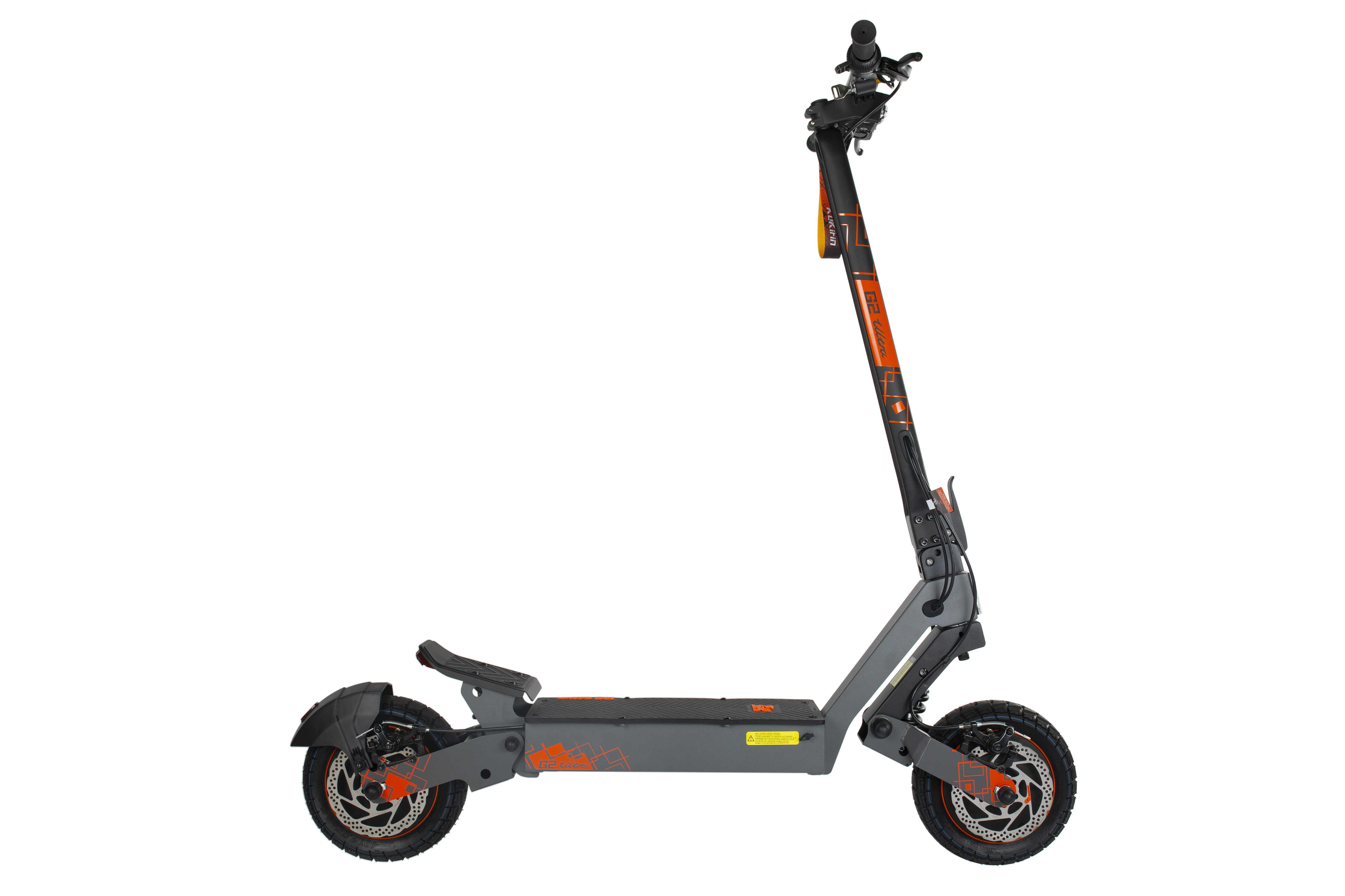 Ein grauer E-Scooter mit orangefarbenen Akzenten steht seitlich vor weißem Hintergrund.