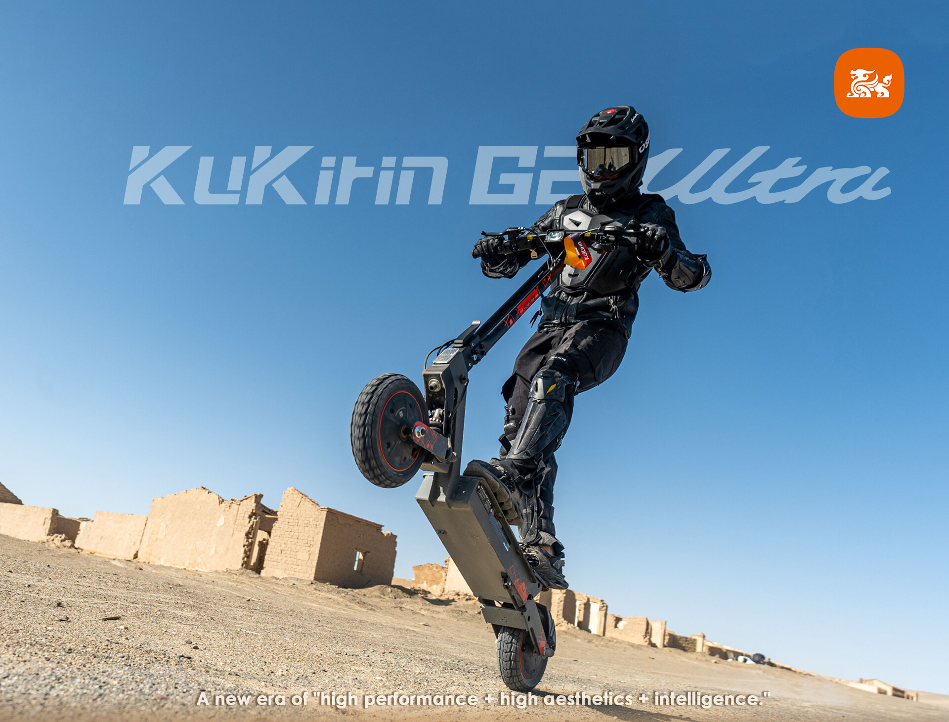 Ein Fahrer mit Schutzhelm und Schutzkleidung führt mit einem E-Scooter vor alten Ruinen einen Wheelie vor.
