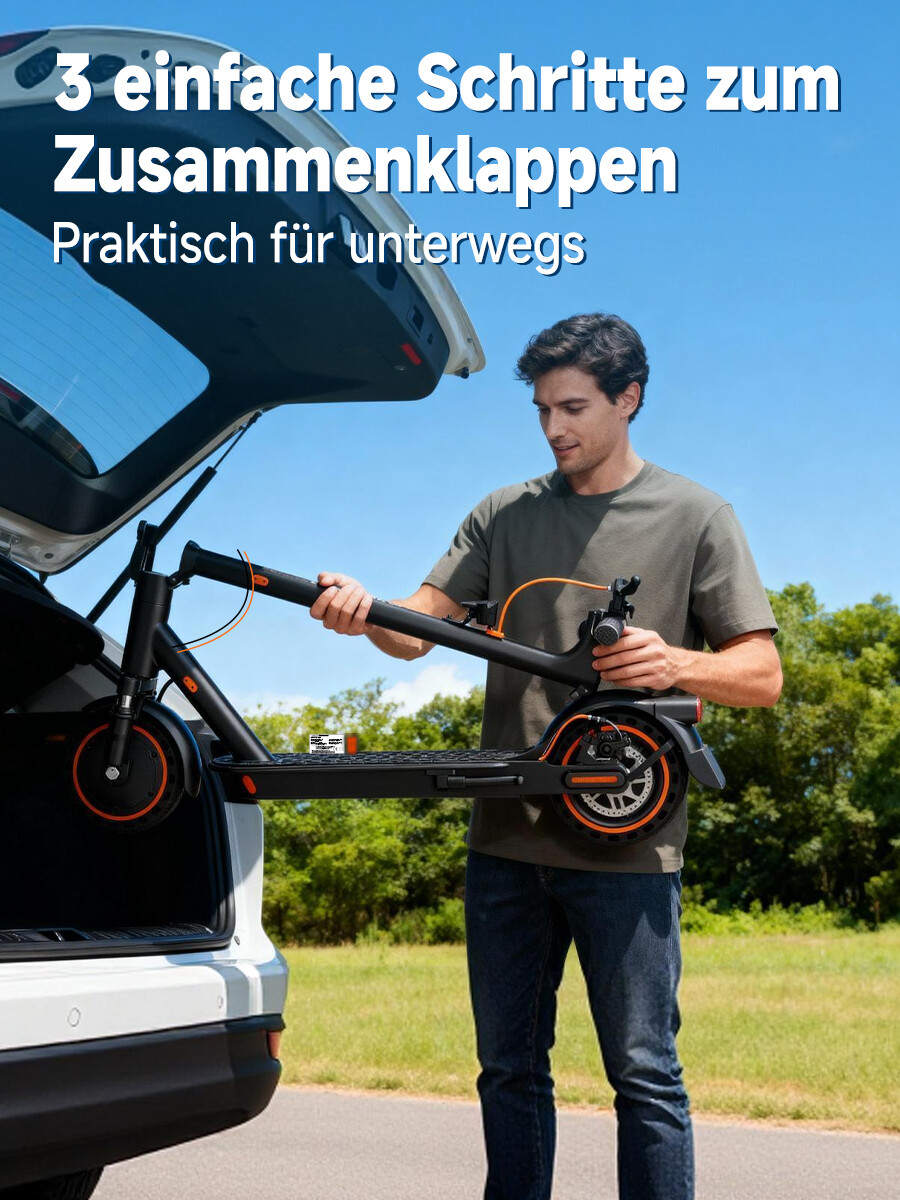 Ein Mann lädt einen zusammengeklappten E-Scooter in einen Kofferraum.