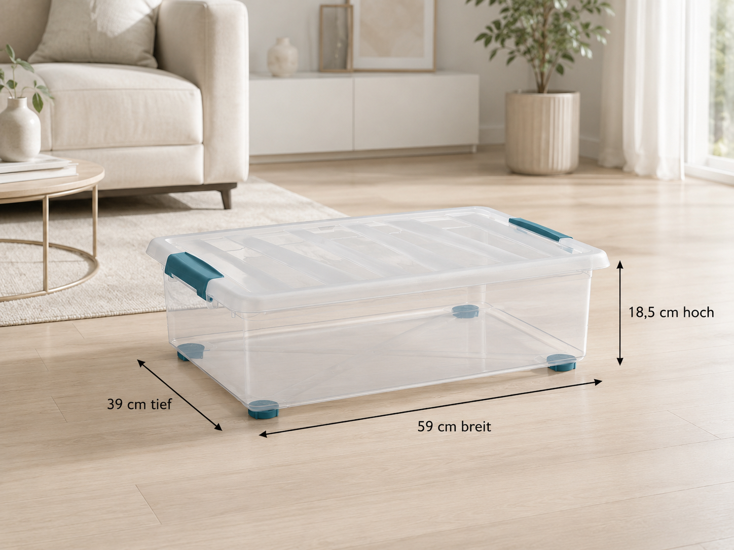 Transparente Aufbewahrungsbox mit blauen Clips und Rollen auf Holzfußboden in Wohnzimmer.