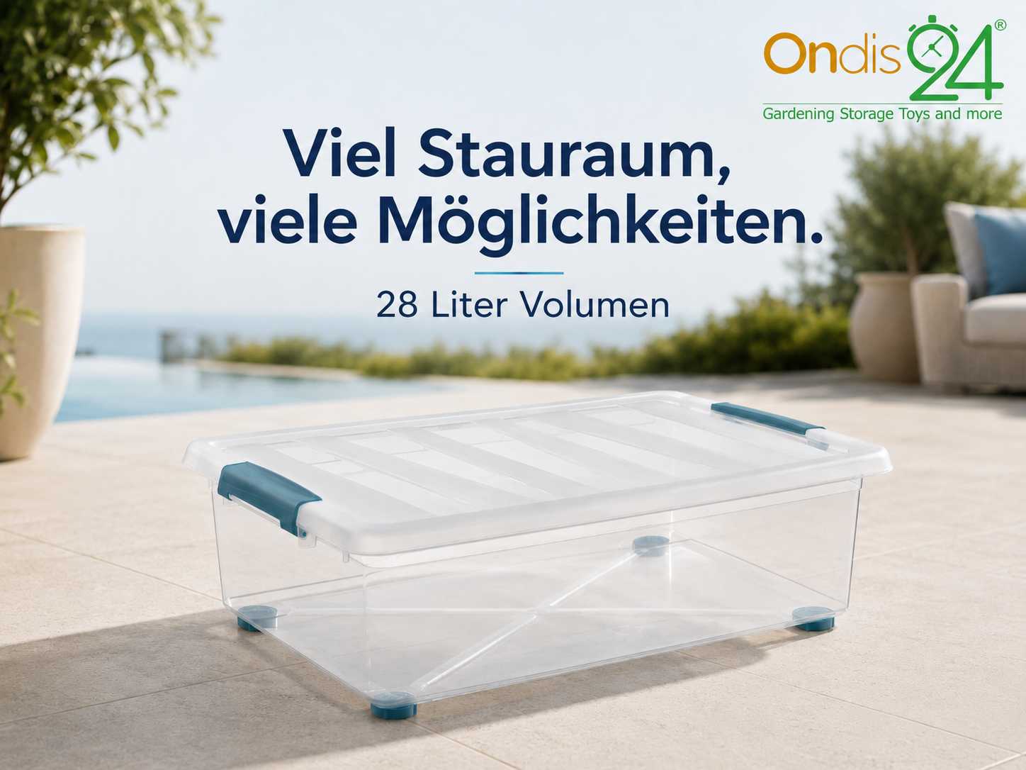 Transparente Aufbewahrungsbox mit blauem Deckel auf einer Terrasse am Pool.