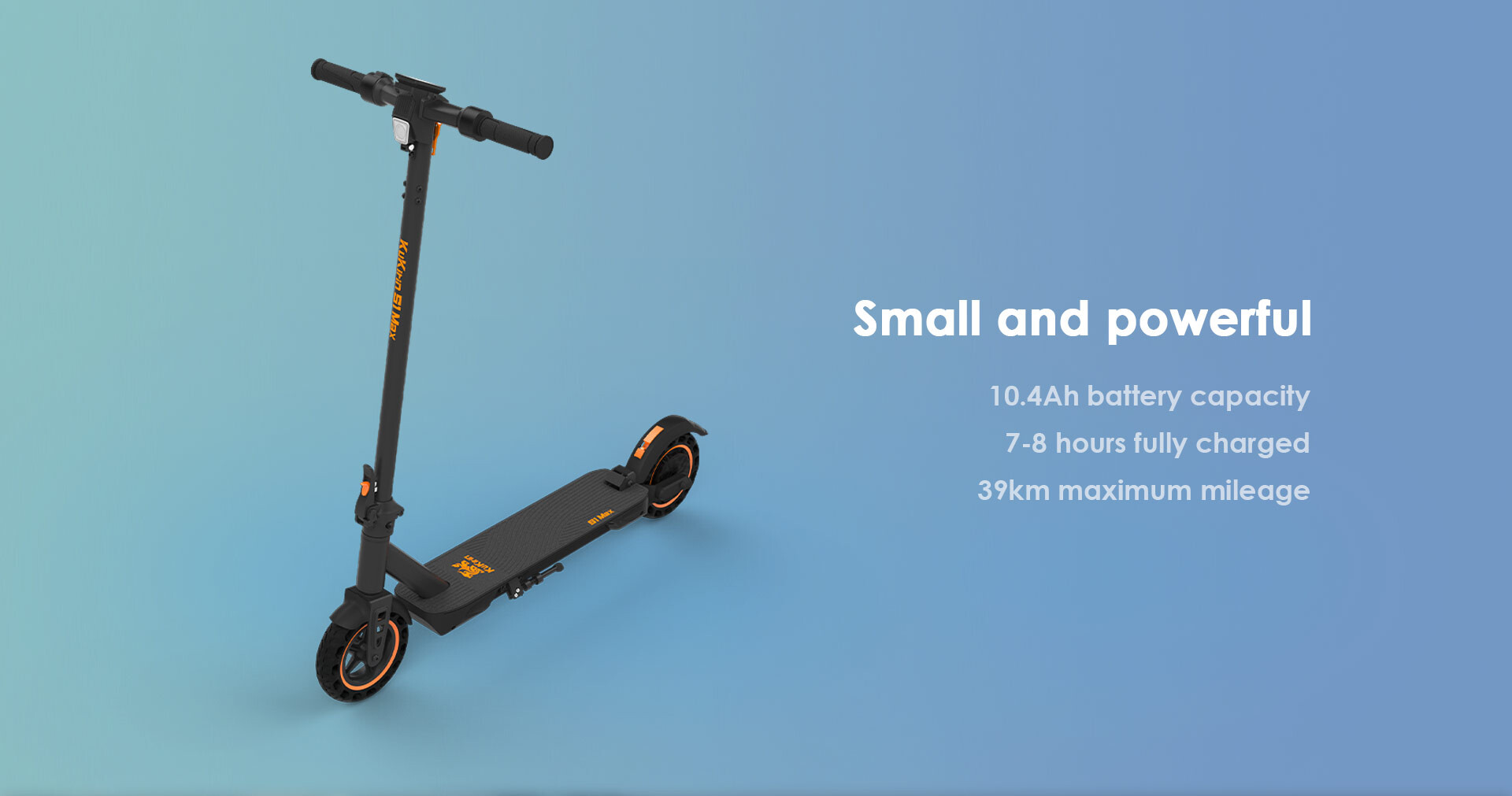 Ein schwarzer E-Scooter mit orangen Akzenten vor blauem Hintergrund und Textdetails zu den Funktionen.
