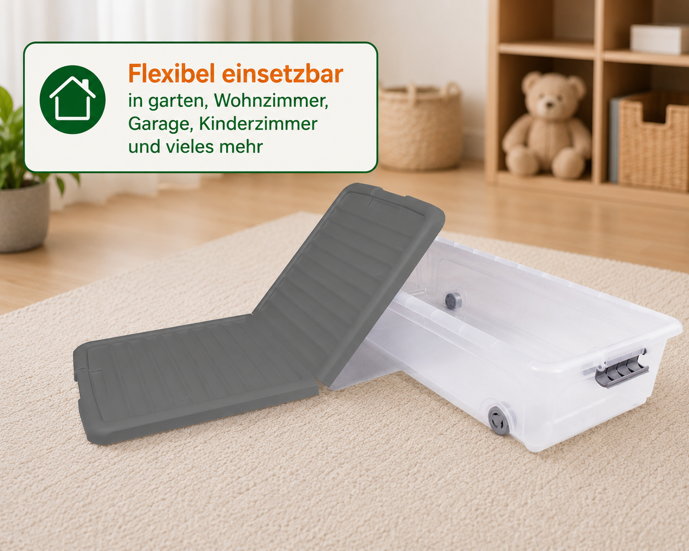 Transparente Unterbettbox mit grauen Rollen und aufklappbarem Deckel auf hellem Teppich.
