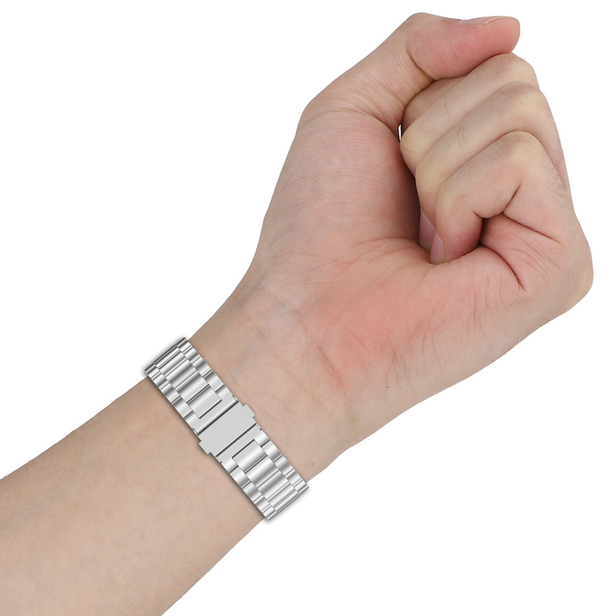 Eine Hand mit geballter Faust trägt ein silbernes Metallarmband am Handgelenk auf weißem Hintergrund.