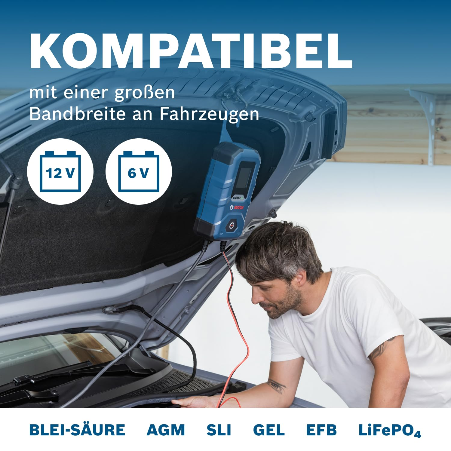 Un uomo usa un caricabatterie Bosch sotto il cofano aperto con icone per supporto 12V e 6V.