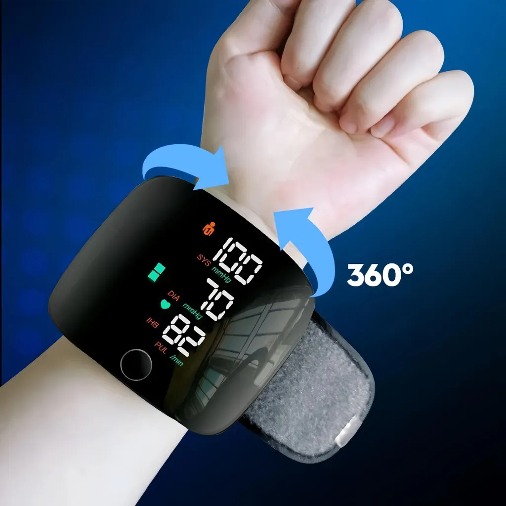 Ein Handgelenk-Blutdruckmessgerät an einem Arm mit Digitaldisplay und 360-Grad-Rotationspfeilen vor blauem Hintergrund.