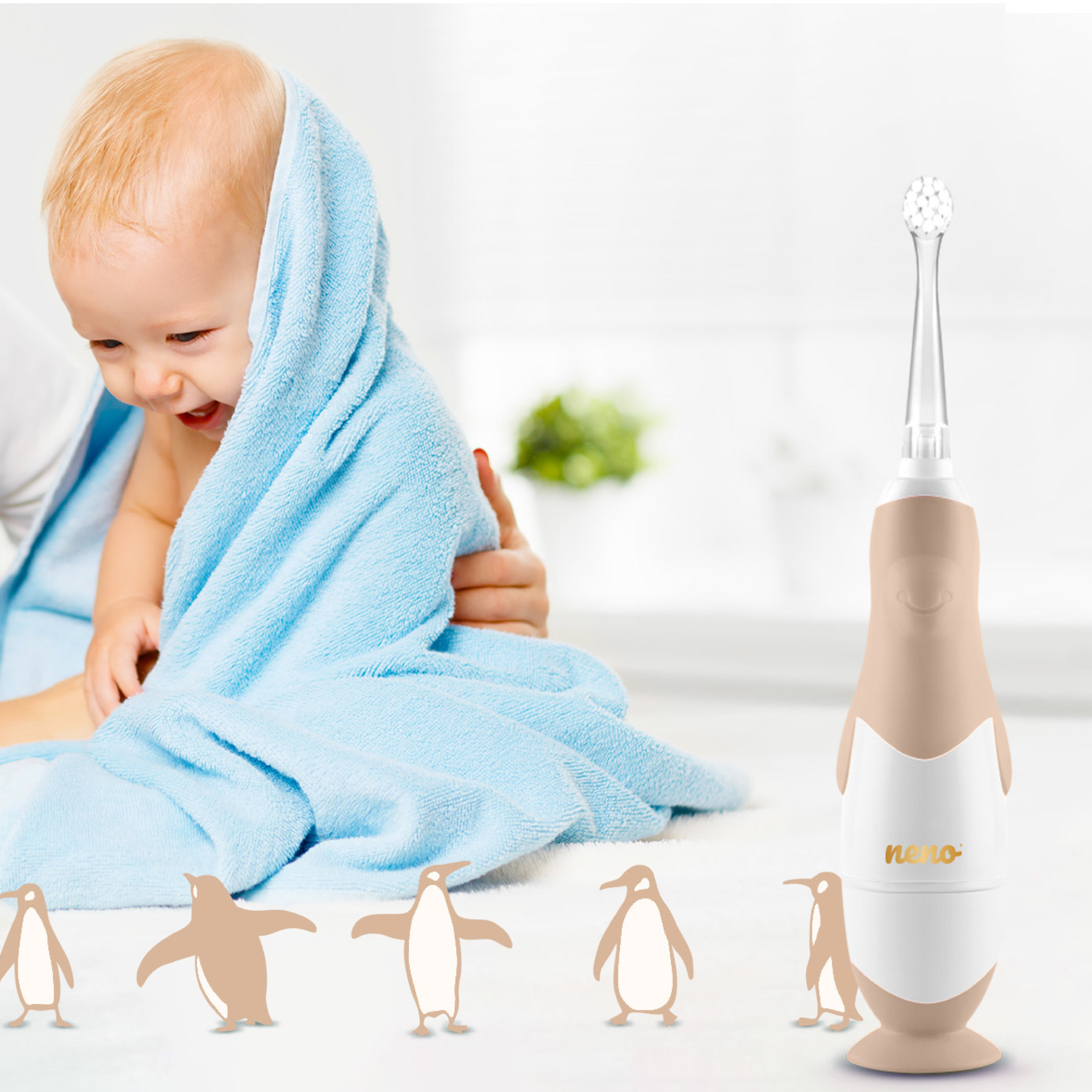 Ein Baby in einem blauen Handtuch neben einer pinguinförmigen Kinderzahnbürste.