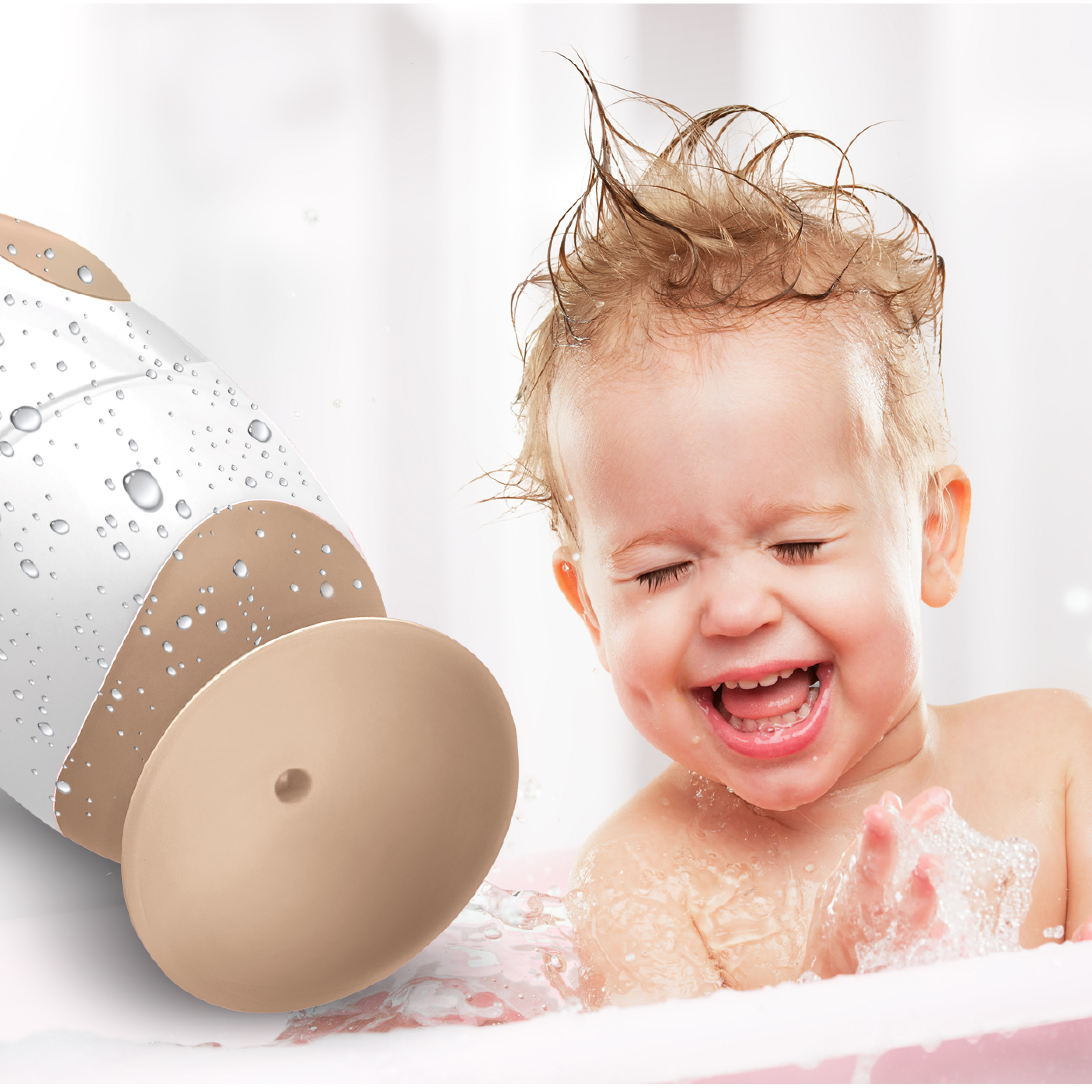 Ein glückliches Kleinkind lacht in einer Badewanne mit Schaum, neben ihm ein weiß-beiges Spielzeug.
