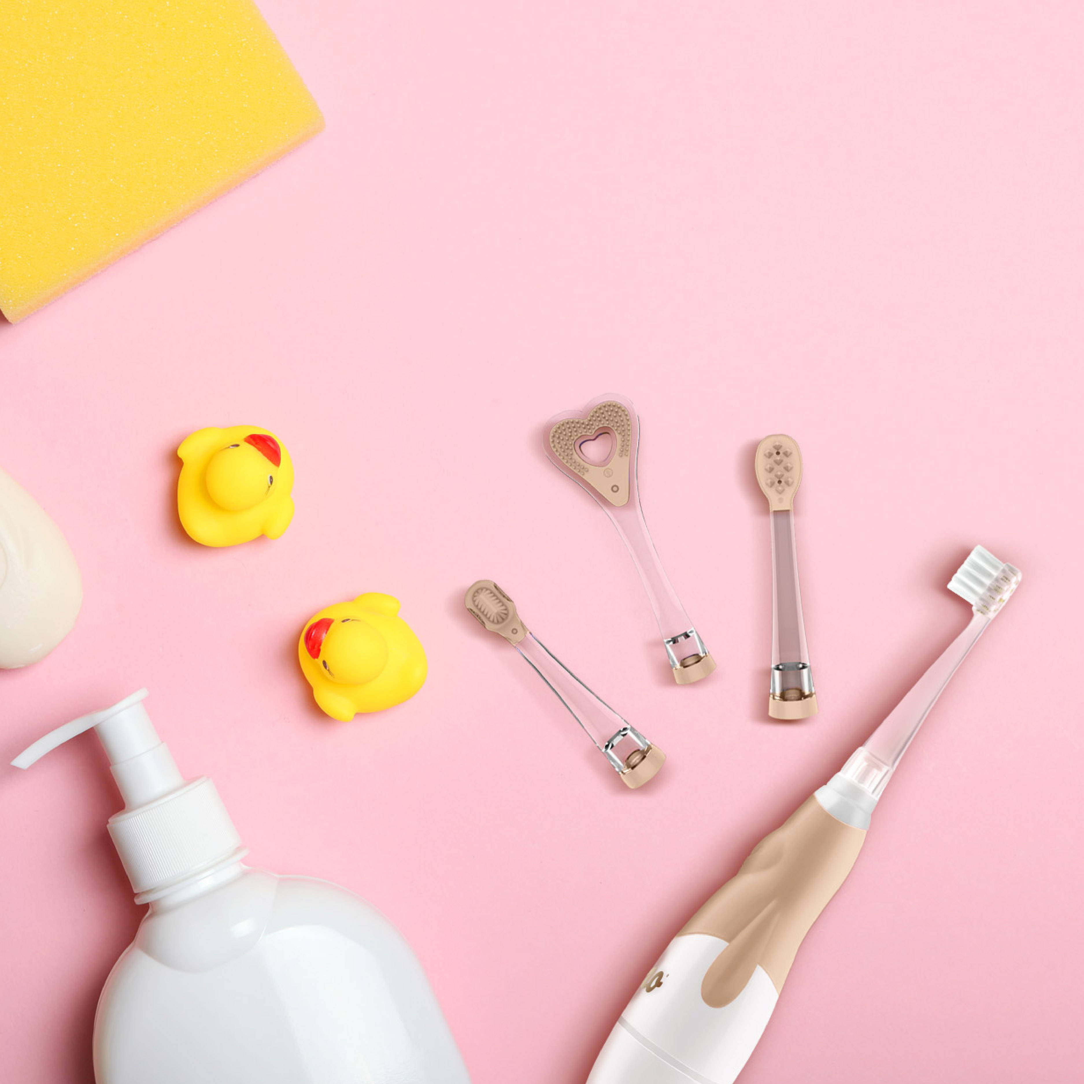 Ein rosa Hintergrund mit weißem Seifenspender, gelbem Schwamm, zwei Quietscheentchen und Hygieneartikeln.