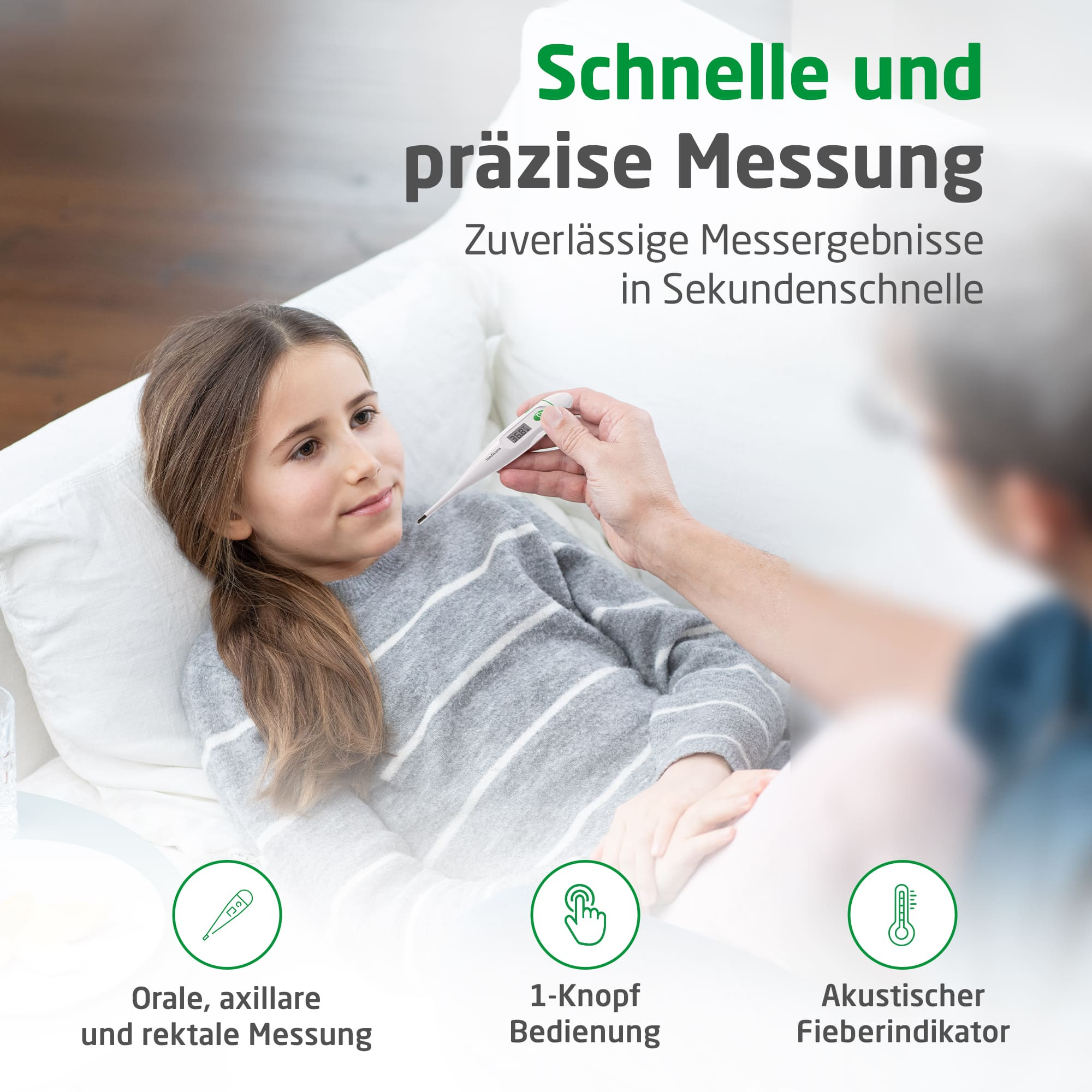 Ein Erwachsener misst mit einem digitalen Fieberthermometer die Temperatur eines Kindes auf einem Sofa.