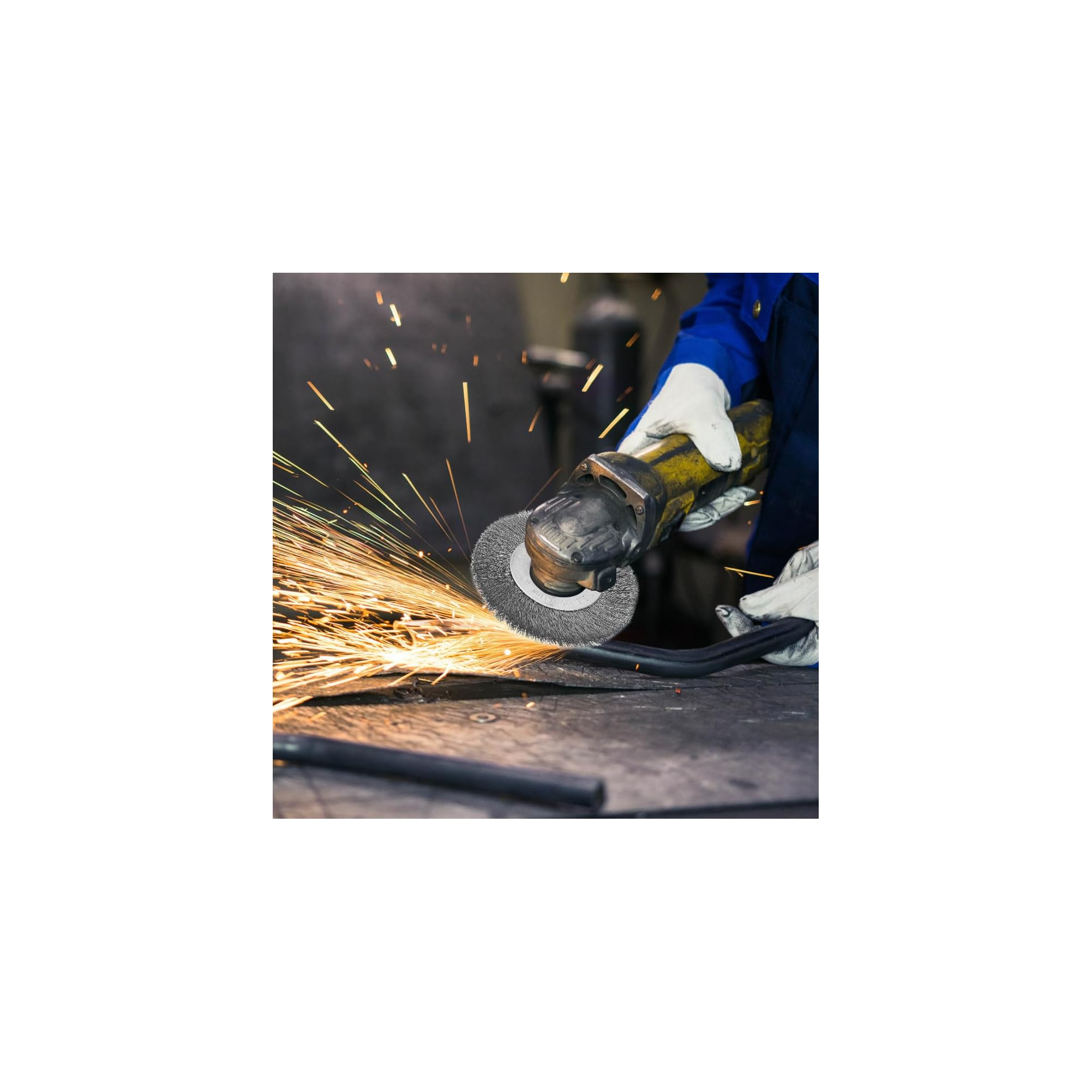 Ein Arbeiter mit Handschuhen benutzt einen Winkelschleifer und erzeugt helle orangene Funken auf Metall.