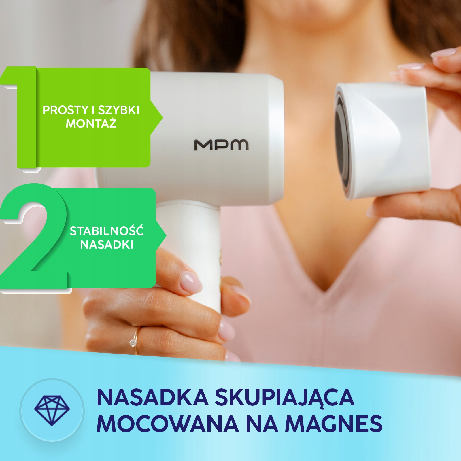Kobieta mocuje magnetyczną nasadkę do białej suszarki do włosów MPM.