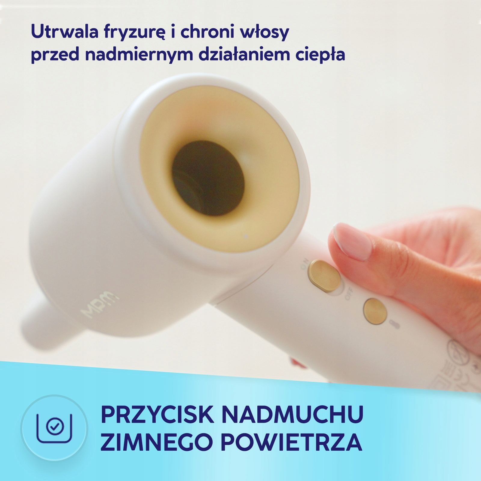 Dłoń trzymająca biało-złotą suszarkę z polskimi napisami o utrwalaniu fryzury i zimnym powietrzu.