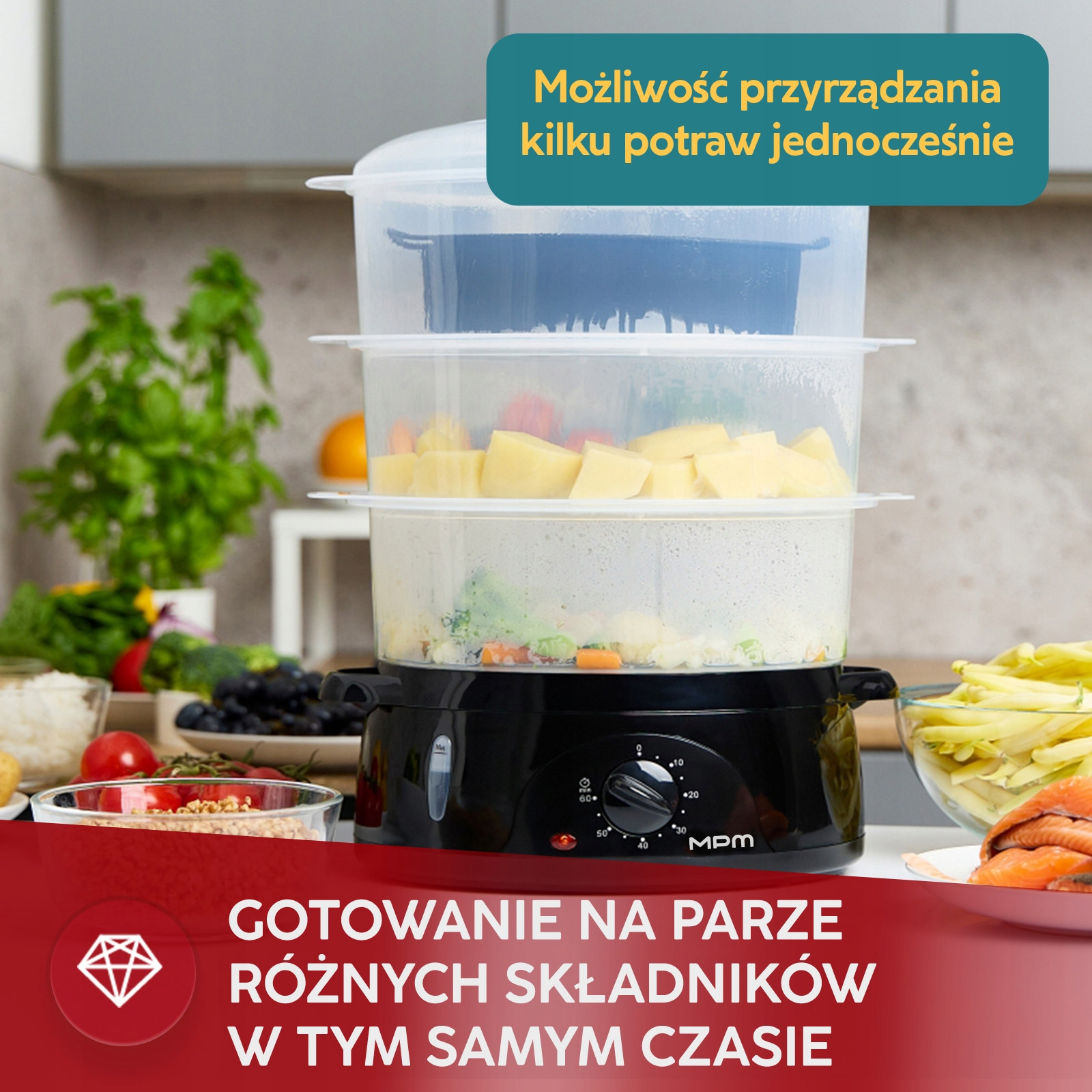 Czarny parowar z trzema przezroczystymi poziomami wypełnionymi warzywami stoi w kuchni.