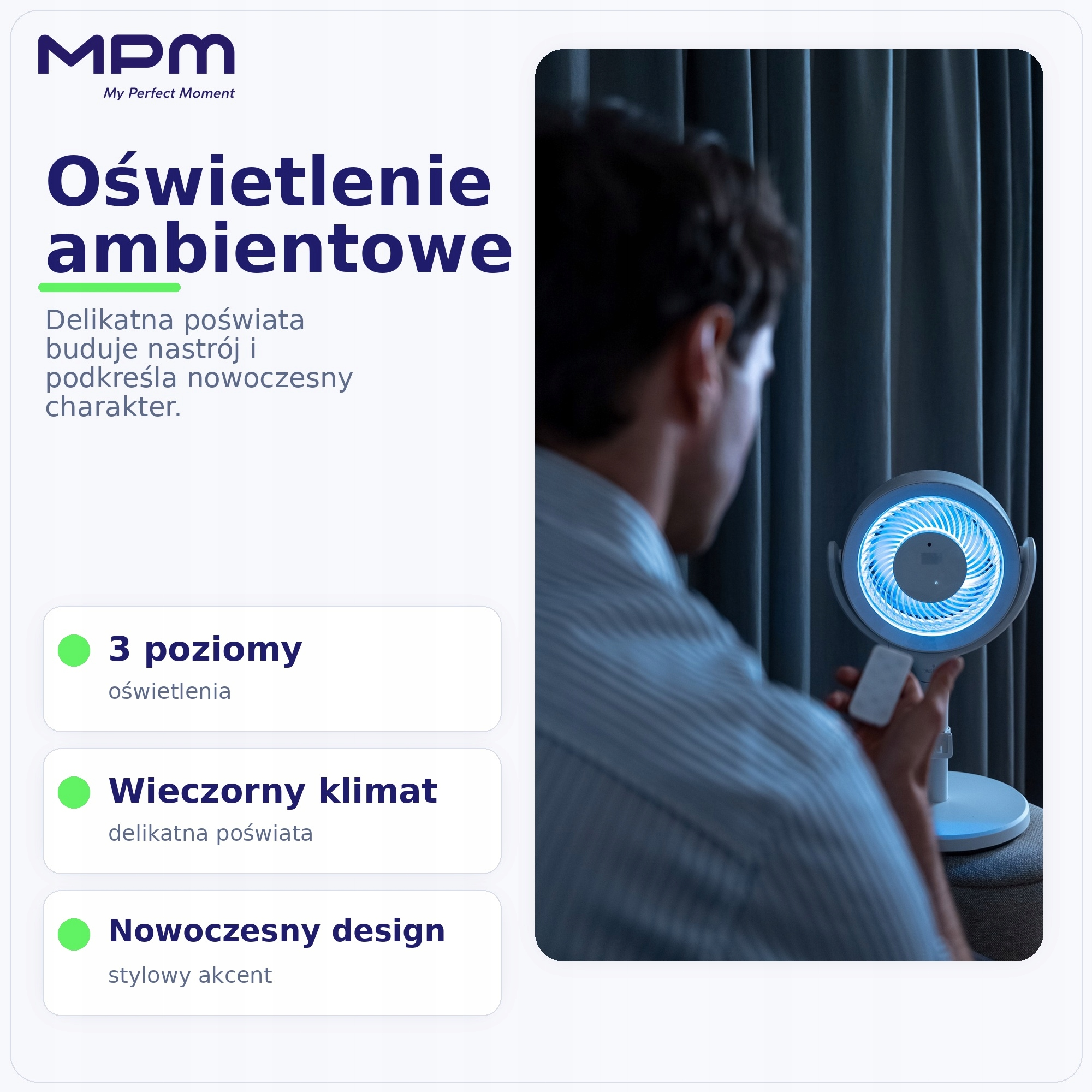 Mężczyzna używa pilota do białego i niebieskiego wentylatora biurkowego z oświetleniem LED w ciemnym pokoju.