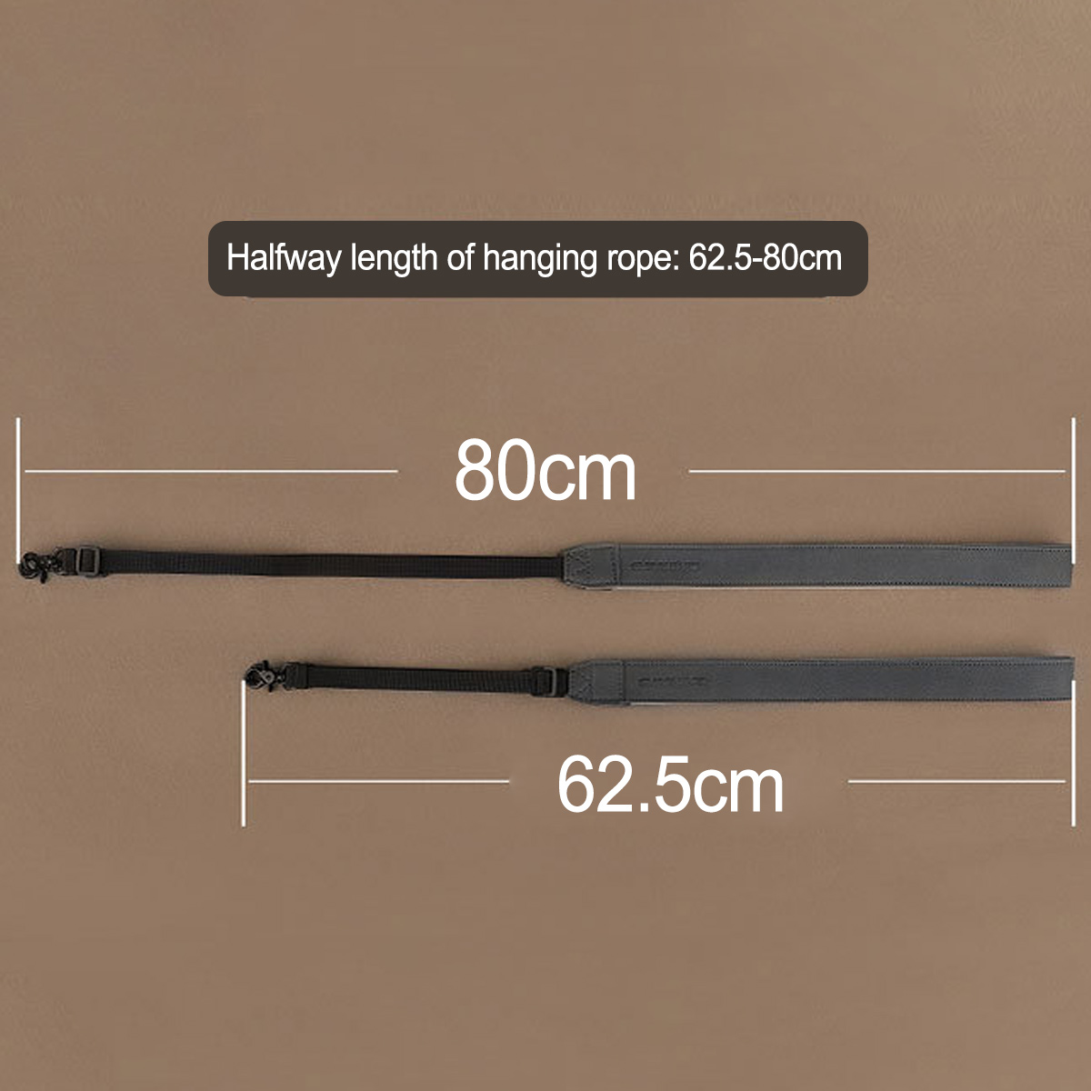 Zwei schwarze Gurte mit Maßangaben von 80 cm und 62,5 cm vor braunem Hintergrund.