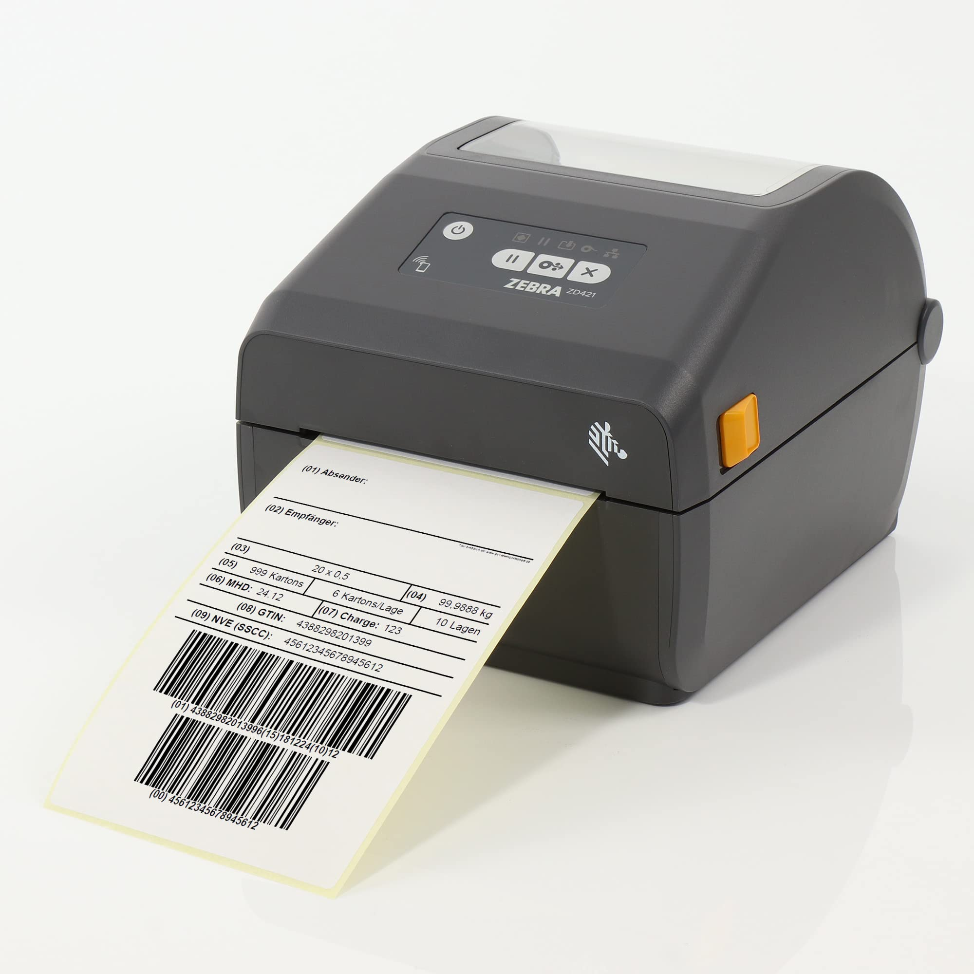 Une imprimeuse d'étiquettes grise Zebra ZD421 sur fond blanc imprime une étiquette avec des codes-barres.