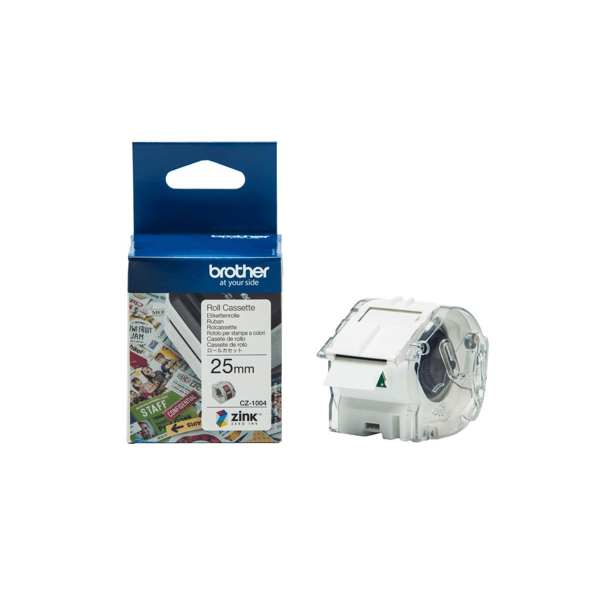 Brother Zink Rollenkassette CZ-1004 mit Verpackung und 25mm Etikettenrolle auf weißem Hintergrund.