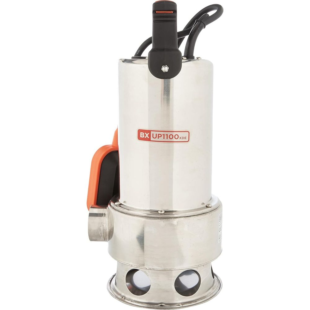 Eine Tauchpumpe aus Edelstahl mit schwarzem Griff, orangenem Schwimmerschalter und Ansauglöchern am Boden.