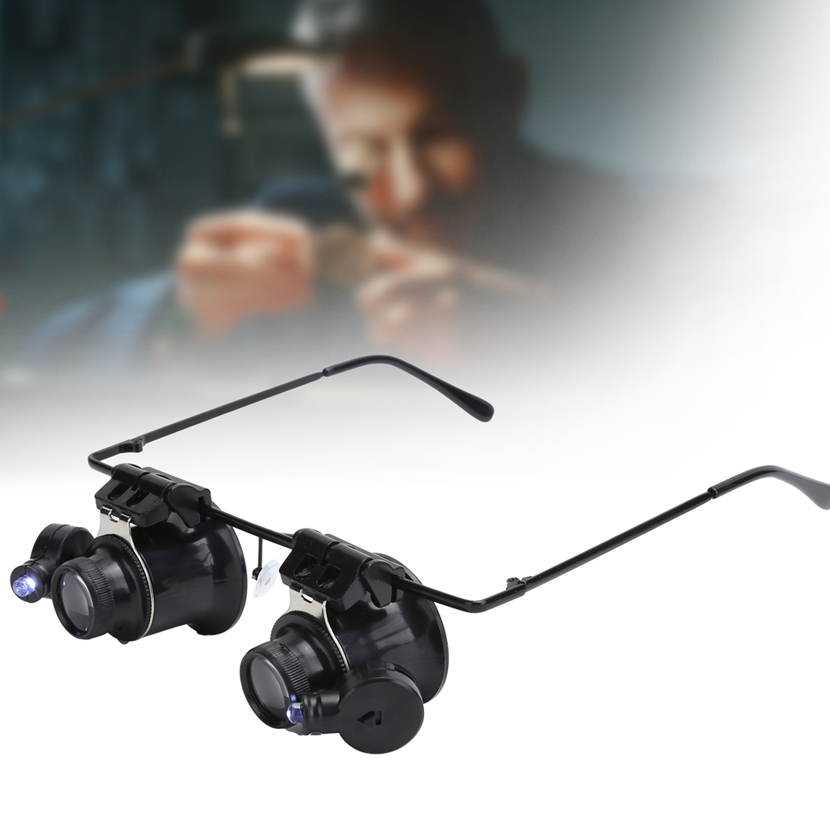 Nahaufnahme einer schwarzen Juwelierlupe mit Doppellinsen und LED-Lichtern vor verschwommenem Hintergrund.