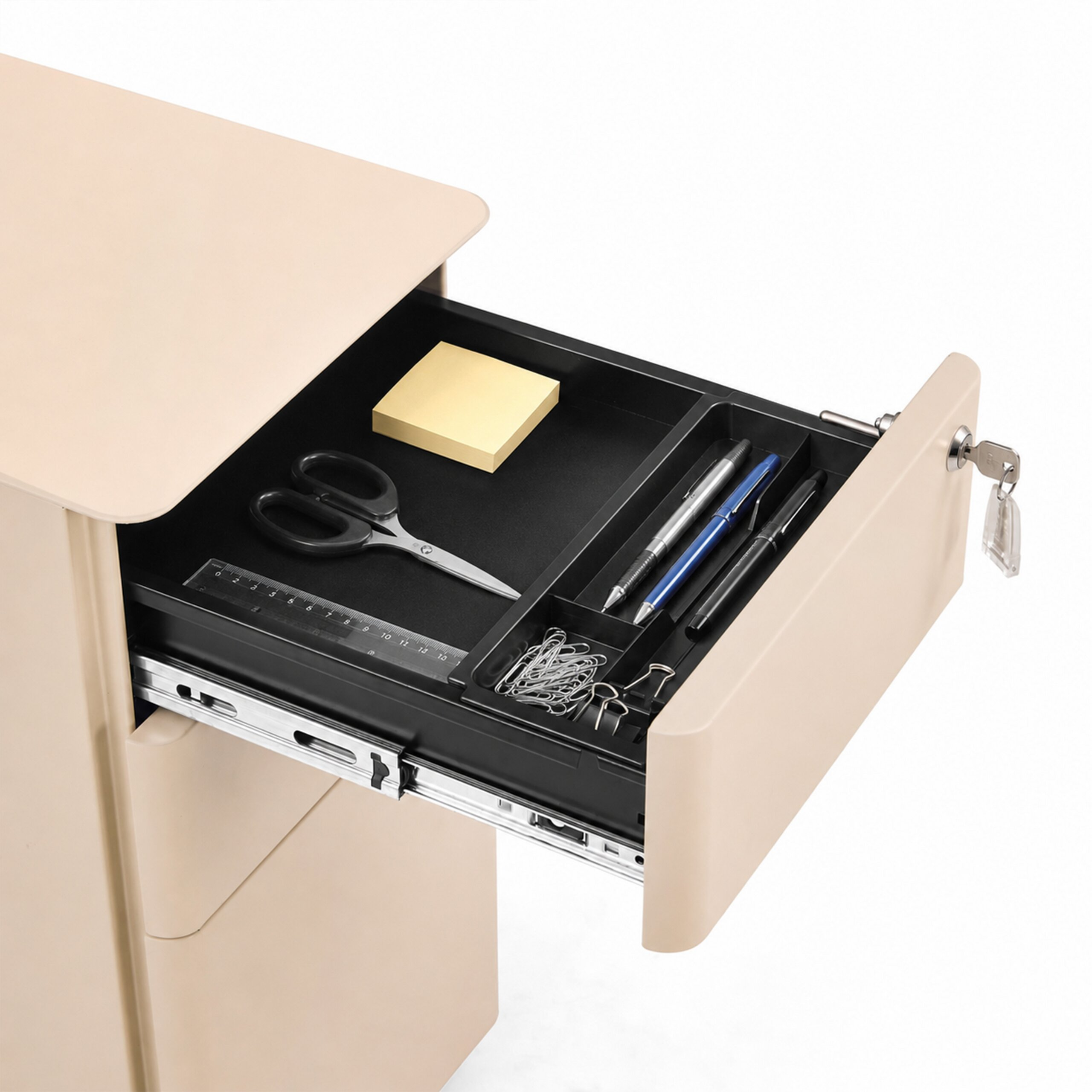 Eine beige Schreibtischschublade mit schwarzen Organizern, Schere, Notizen, Stiften und Büroklammern gegen weiß.