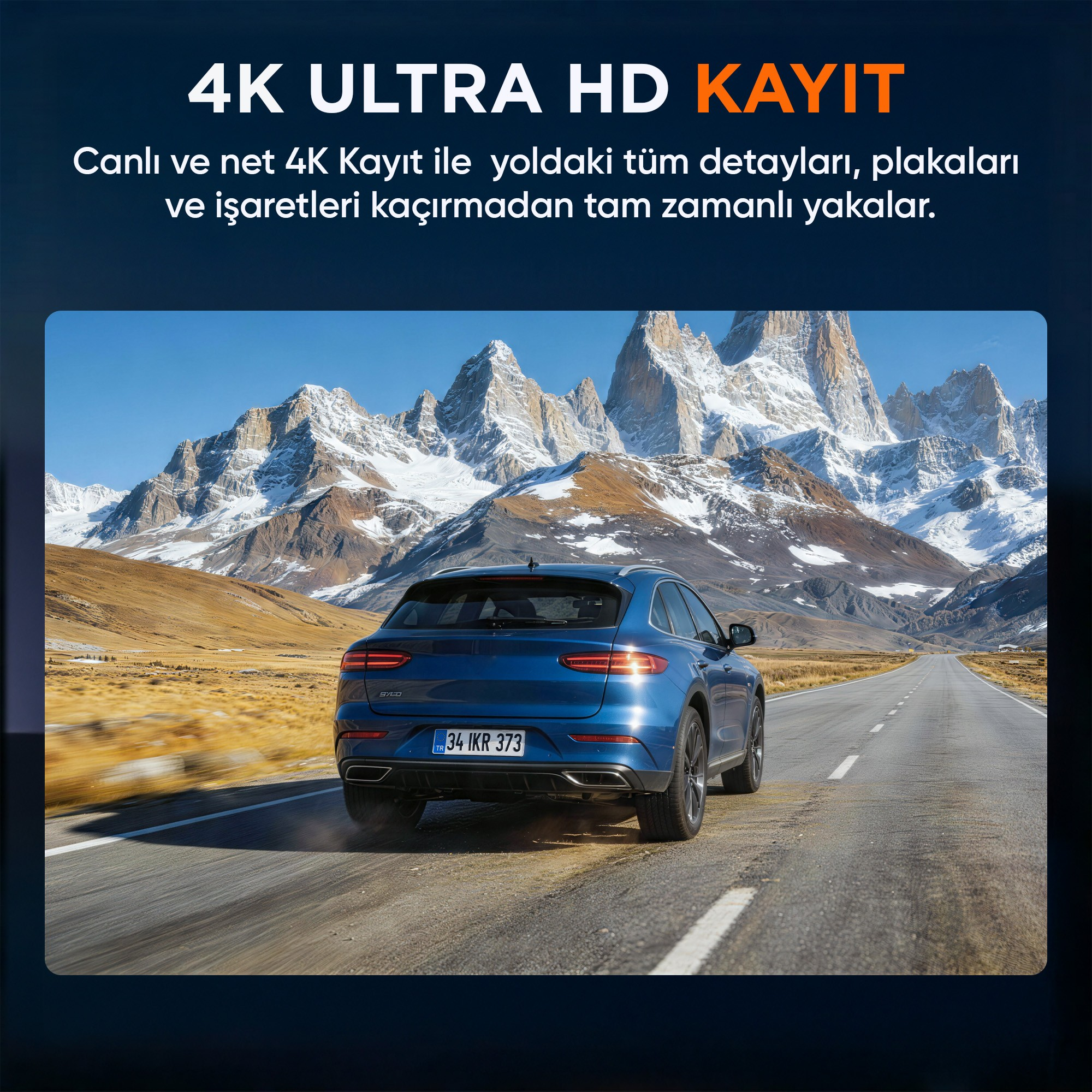 Karlı dağ silsilesinin önünde dağ yolunda giden mavi bir SUV.