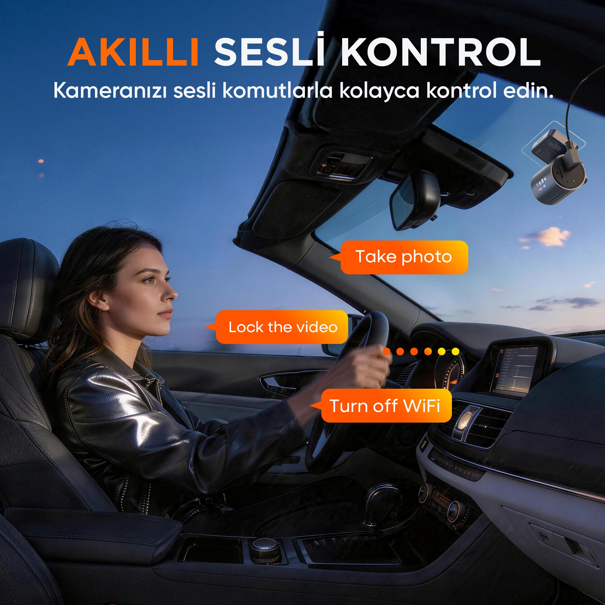 Ön camda araç kamerası ve sesli komut menüleri olan bir araba kullanan kadın.