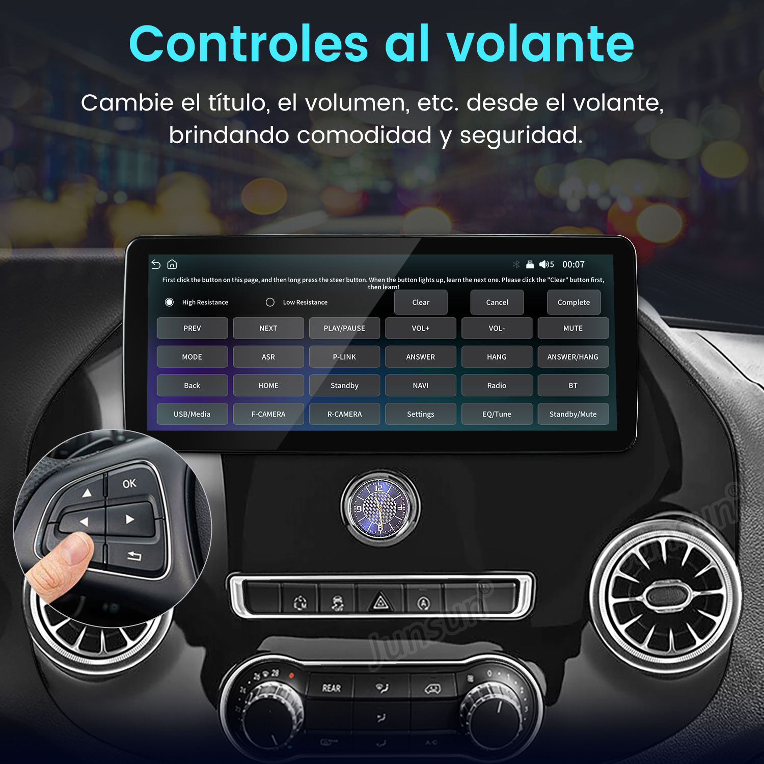 Pantalla de infoentretenimiento y botones del volante para controles.