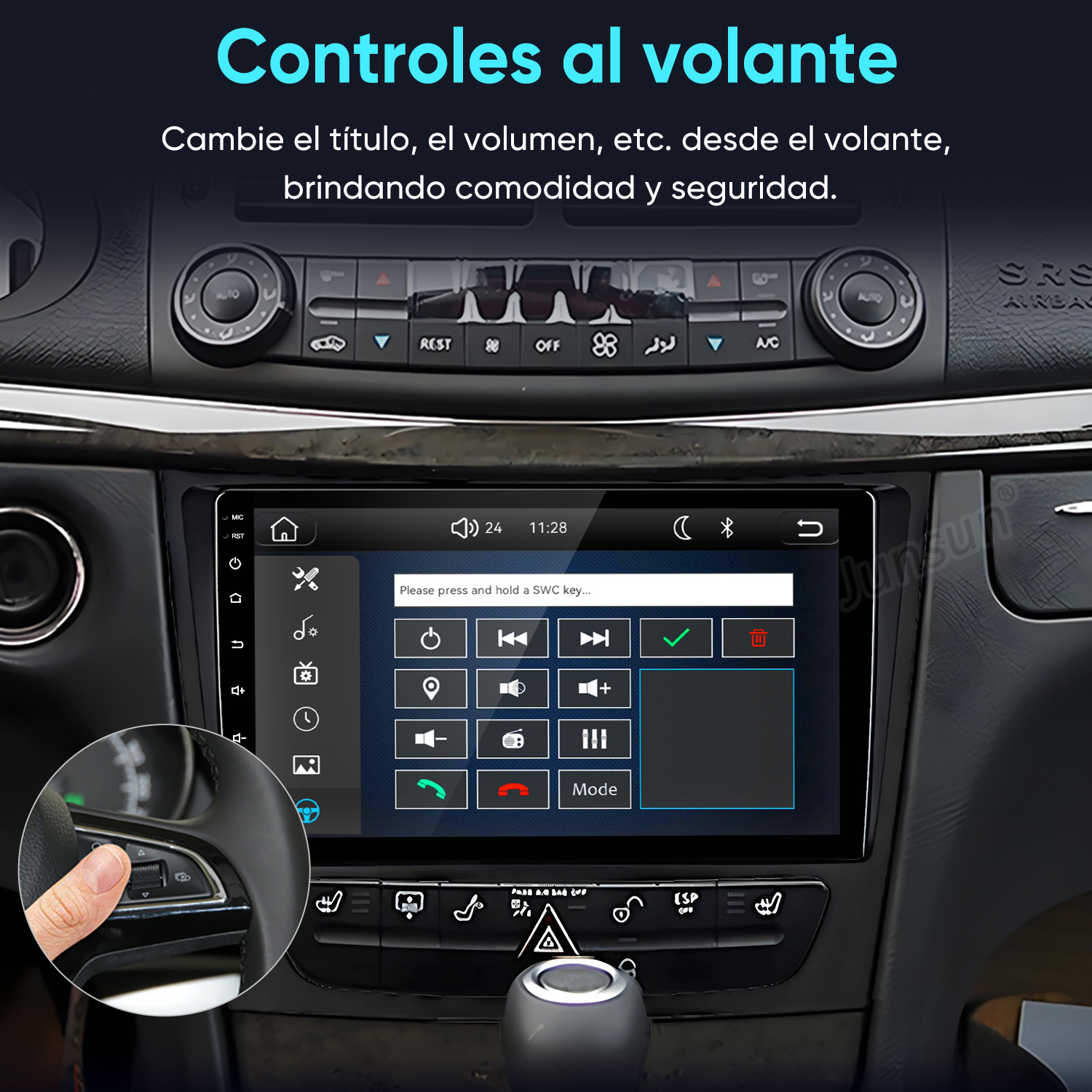 Tablero de coche con pantalla táctil multimedia e inserción de un dedo presionando controles del volante.