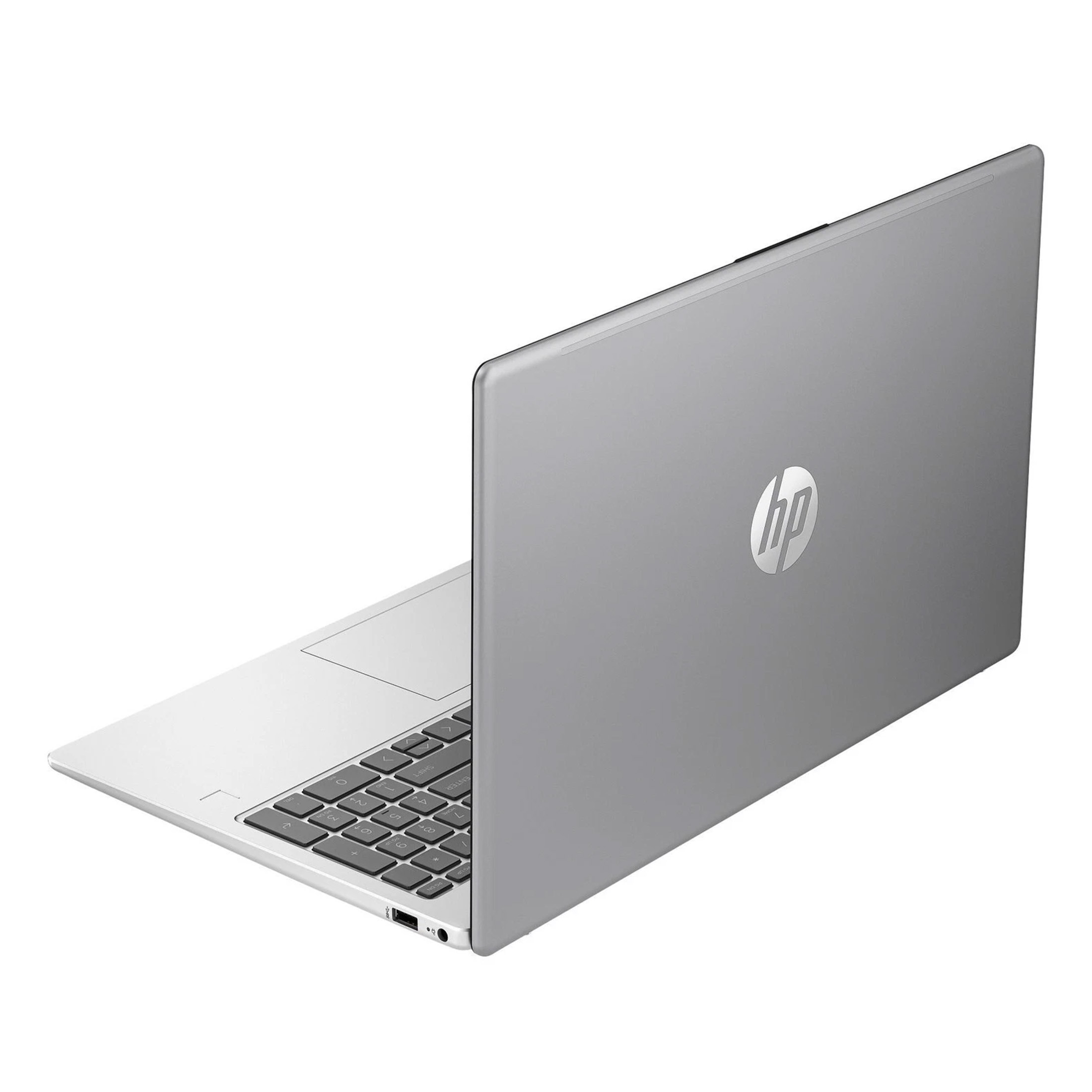 Ein silberner HP Laptop steht halb geöffnet auf weißem Hintergrund, die Tastatur ist sichtbar.