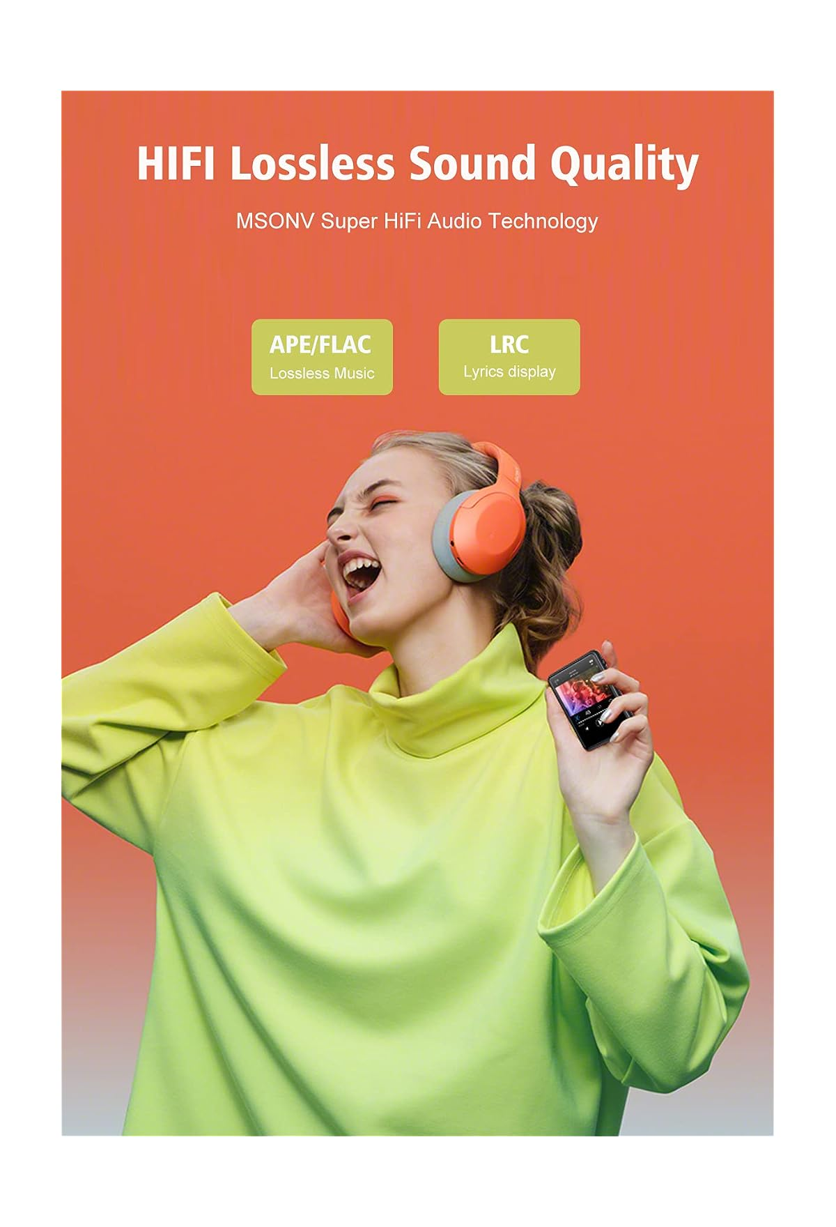 Eine Frau in gelbem Pullover hört mit orangefarbenen Kopfhörern Musik und hält einen kleinen Player vor orangem Hintergrund.