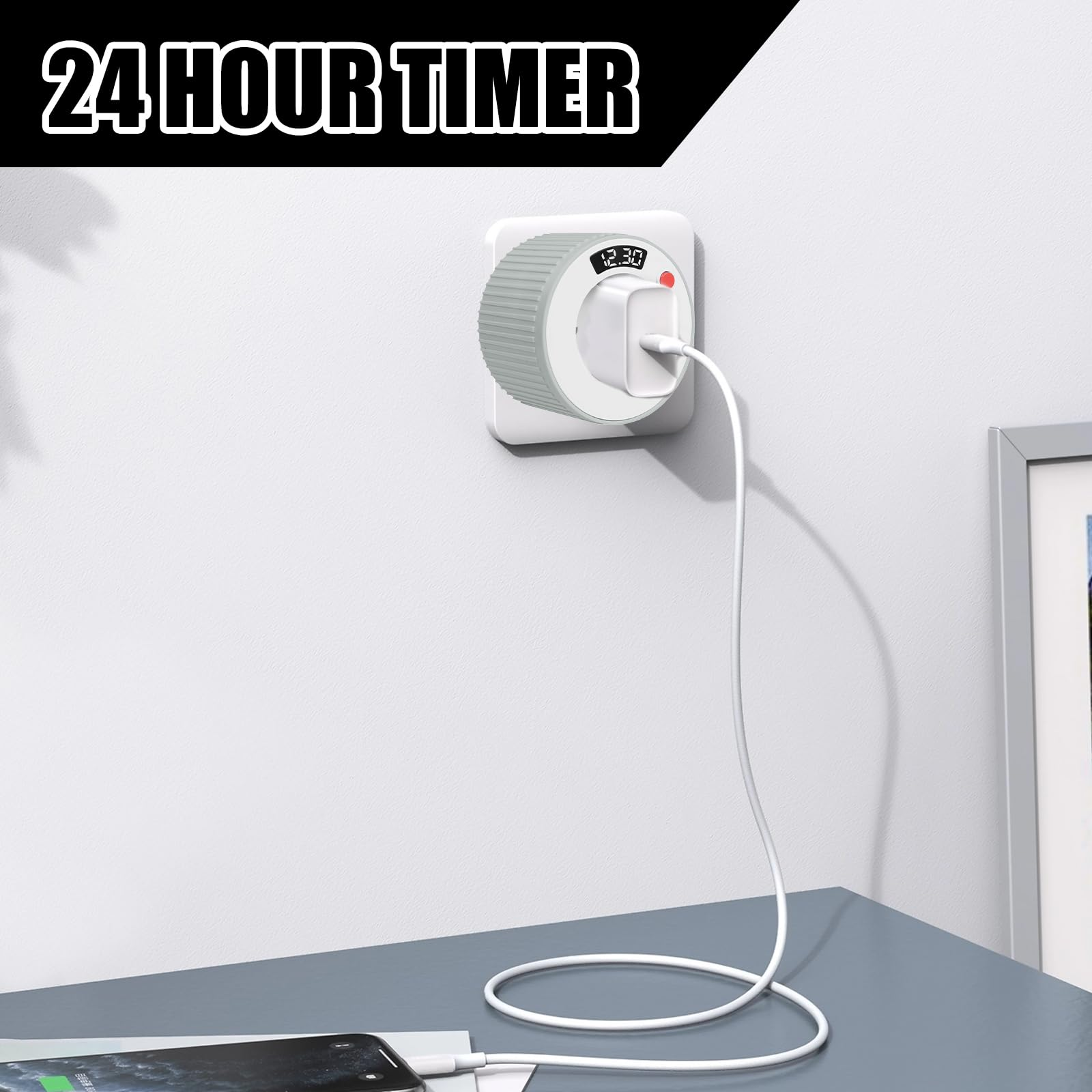 Ein weißer 24-Stunden-Zeitschaltuhr-Stecker steckt in einer Wandsteckdose, verbunden mit einem Ladekabel auf dem Tisch.