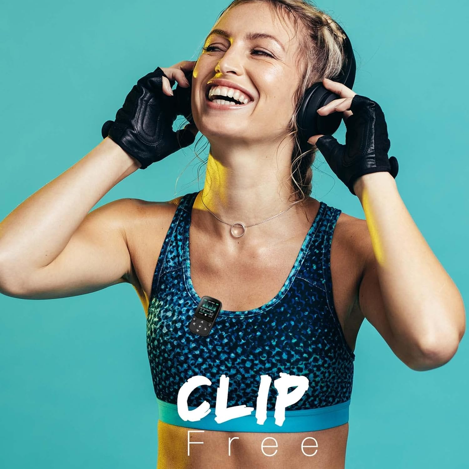 Lächelnte Frau in Sportkleidung mit Kopfhörern und Handschuhen, Text liest CLIP Free.