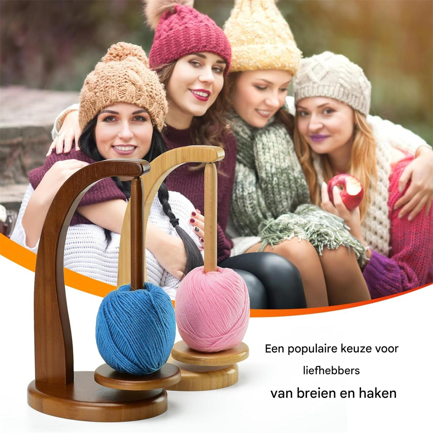 Zwei Garnhalter aus Holz mit blauer und rosa Wolle im Vordergrund und vier lächelnde Frauen im Hintergrund.