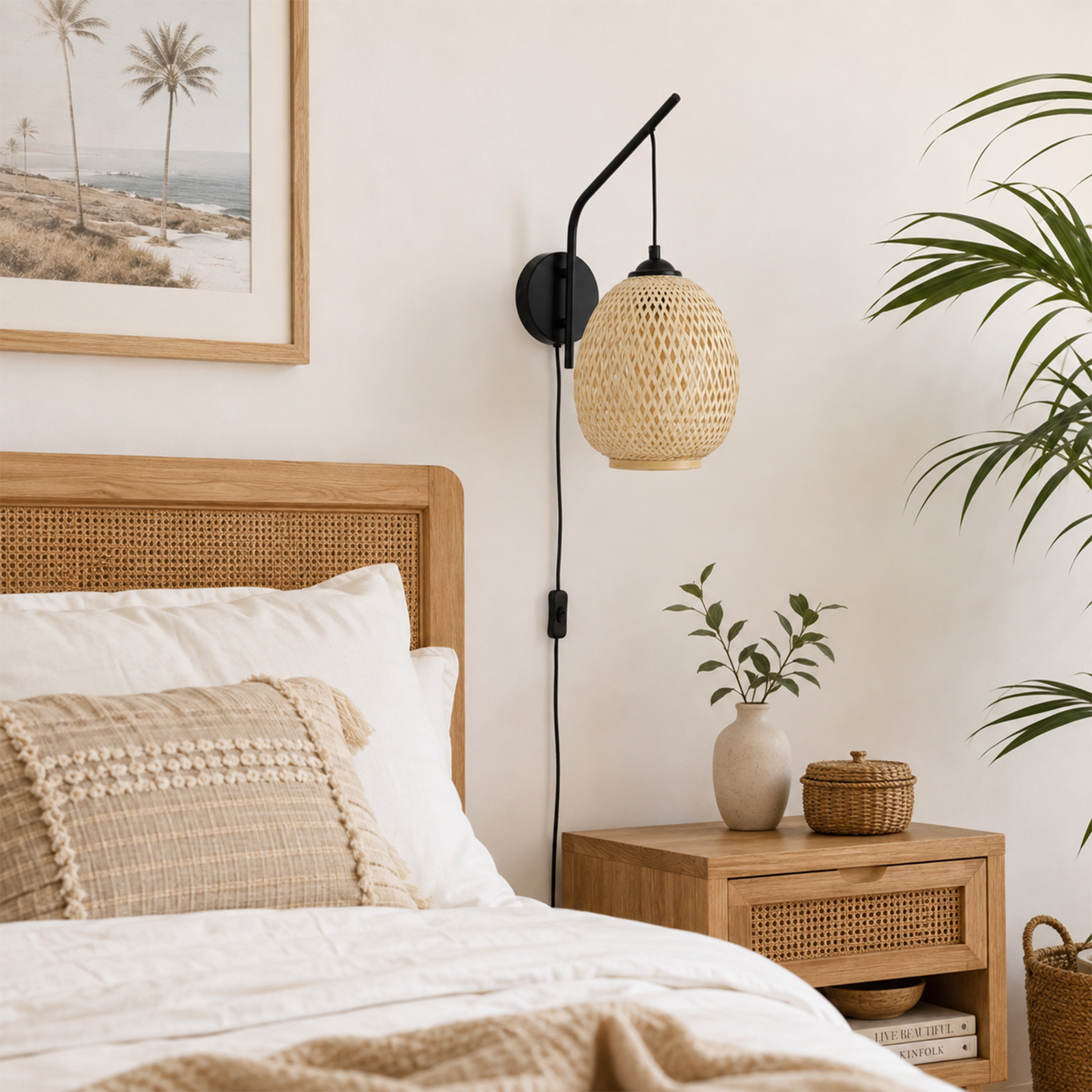 Dormitorio acogedor con cama de madera, aplique de ratán, mesita de noche, planta y cuadro de playa.