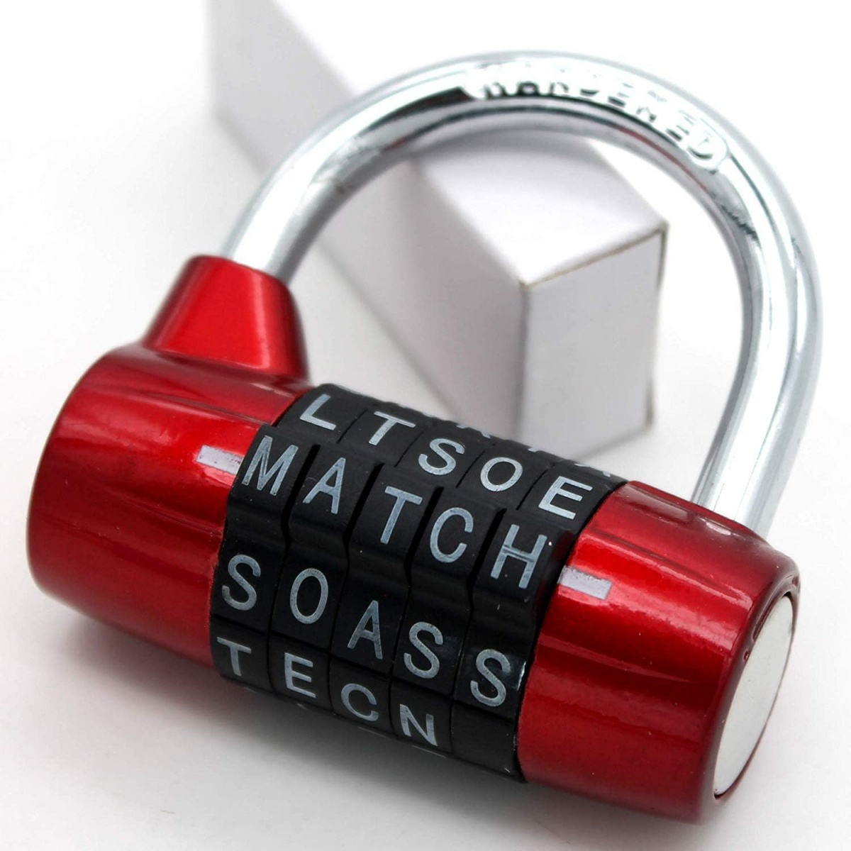 Ein rotes Zahlenschloss mit dem Wort MATCH auf den schwarzen Rädchen.