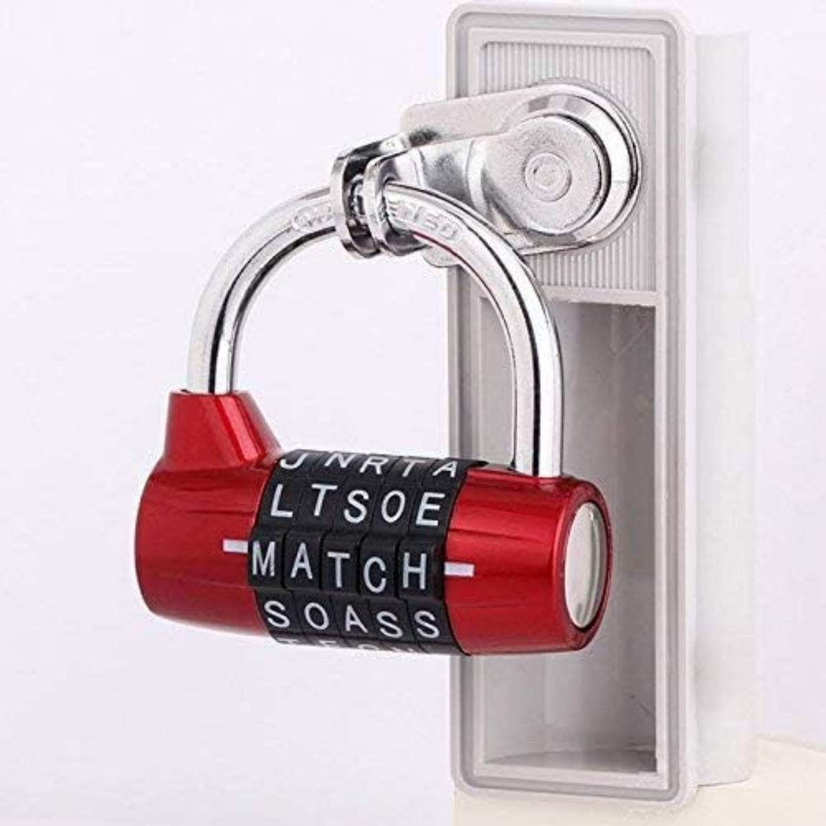 Ein rotes Zahlenschloss mit Buchstabenrädern, die das Wort MATCH bilden, hängt an einem grauen Halter.
