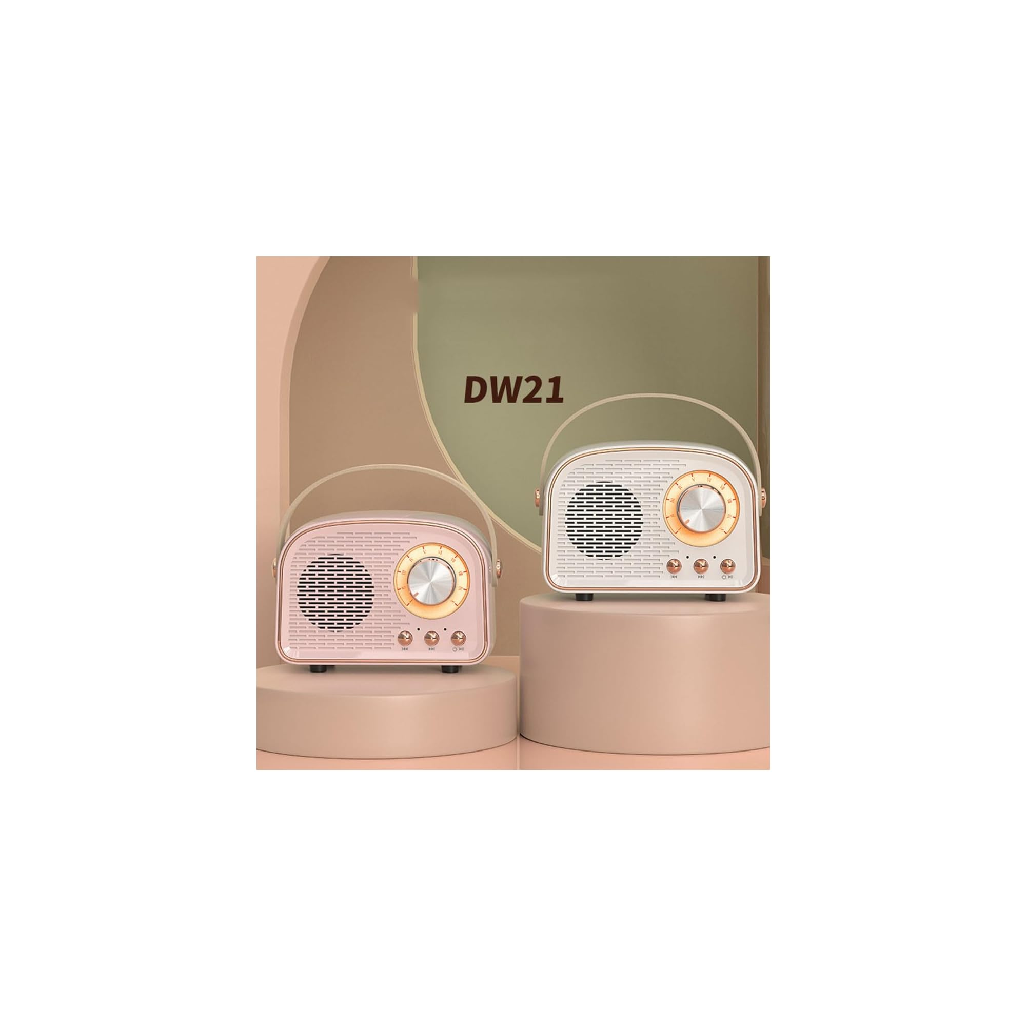Zwei Retro-Bluetooth-Lautsprecher DW21 in Rosa und Weiss auf runden Podesten vor einem pastellfarbenen Hintergrund.