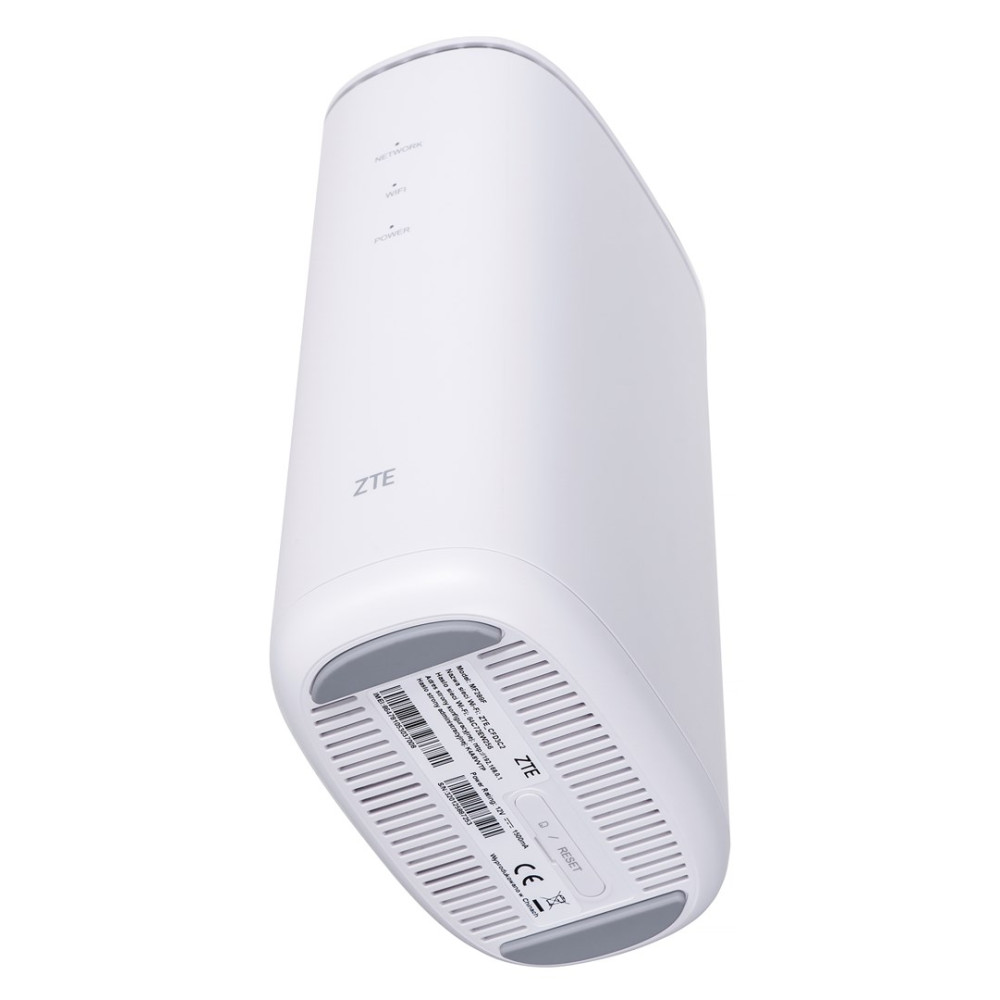 Pionowy biały router ZTE na białym tle z etykietami na spodzie.